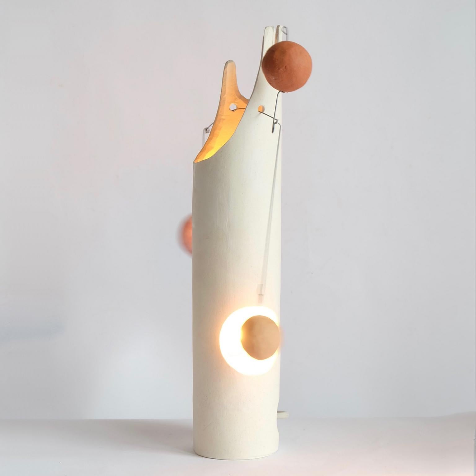 Mico:: Zeitgenössische:: skulpturale:: handgefertigte Keramik-Tischlampe in mattem Weiß (Gebrannt) im Angebot