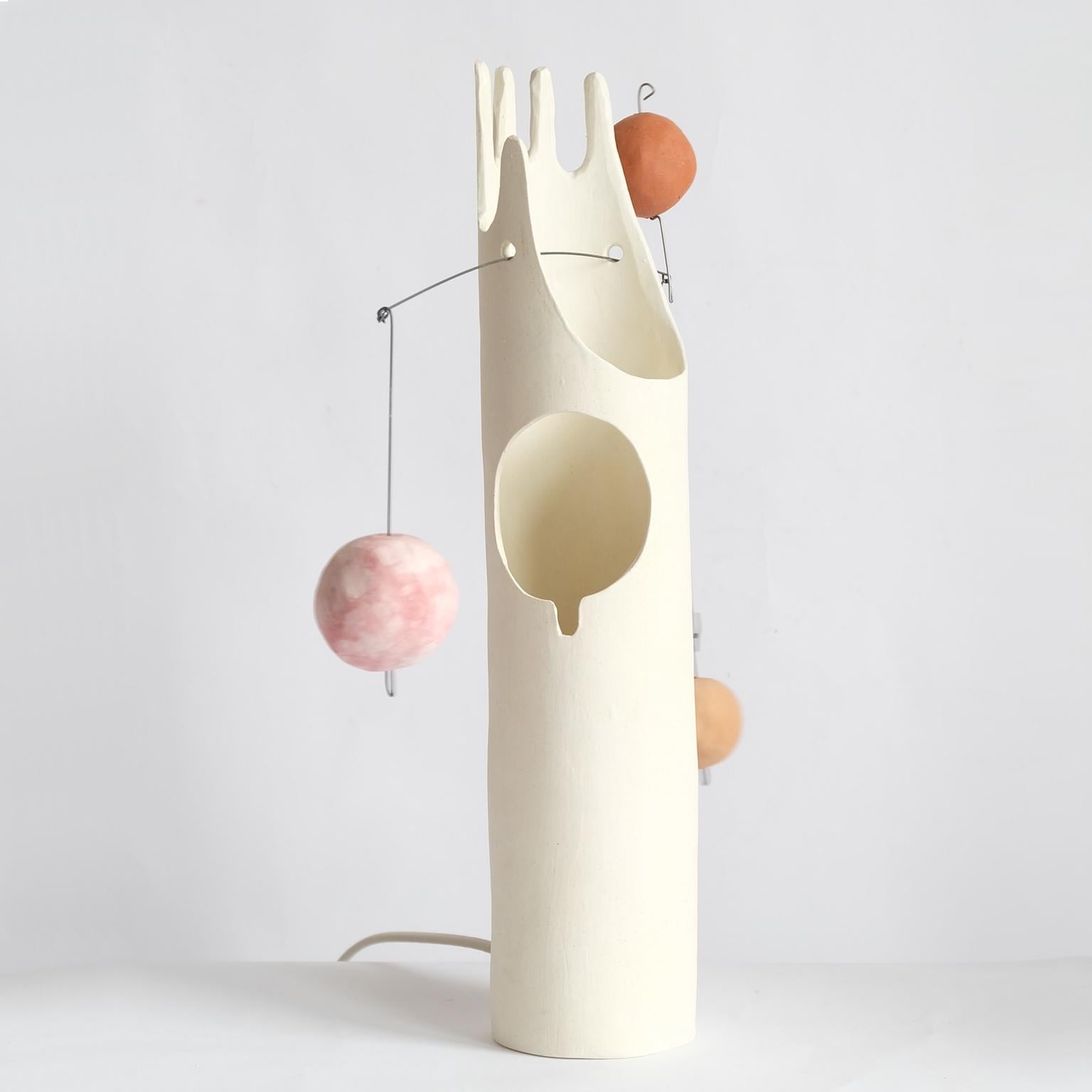 XXIe siècle et contemporain Mico:: lampe de table sculpturale contemporaine en céramique fabriquée à la main en blanc mat en vente