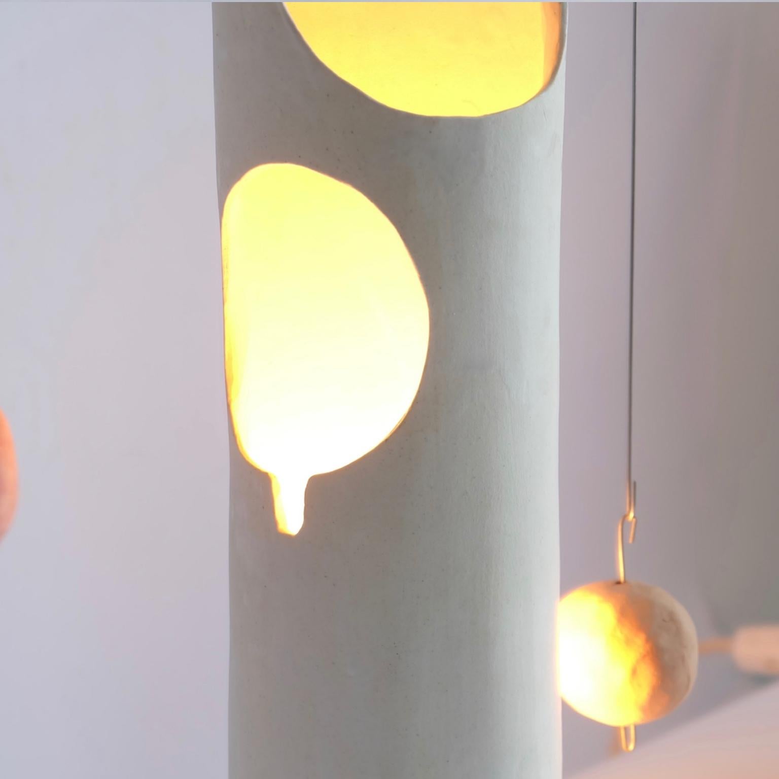 Céramique Mico:: lampe de table sculpturale contemporaine en céramique fabriquée à la main en blanc mat en vente