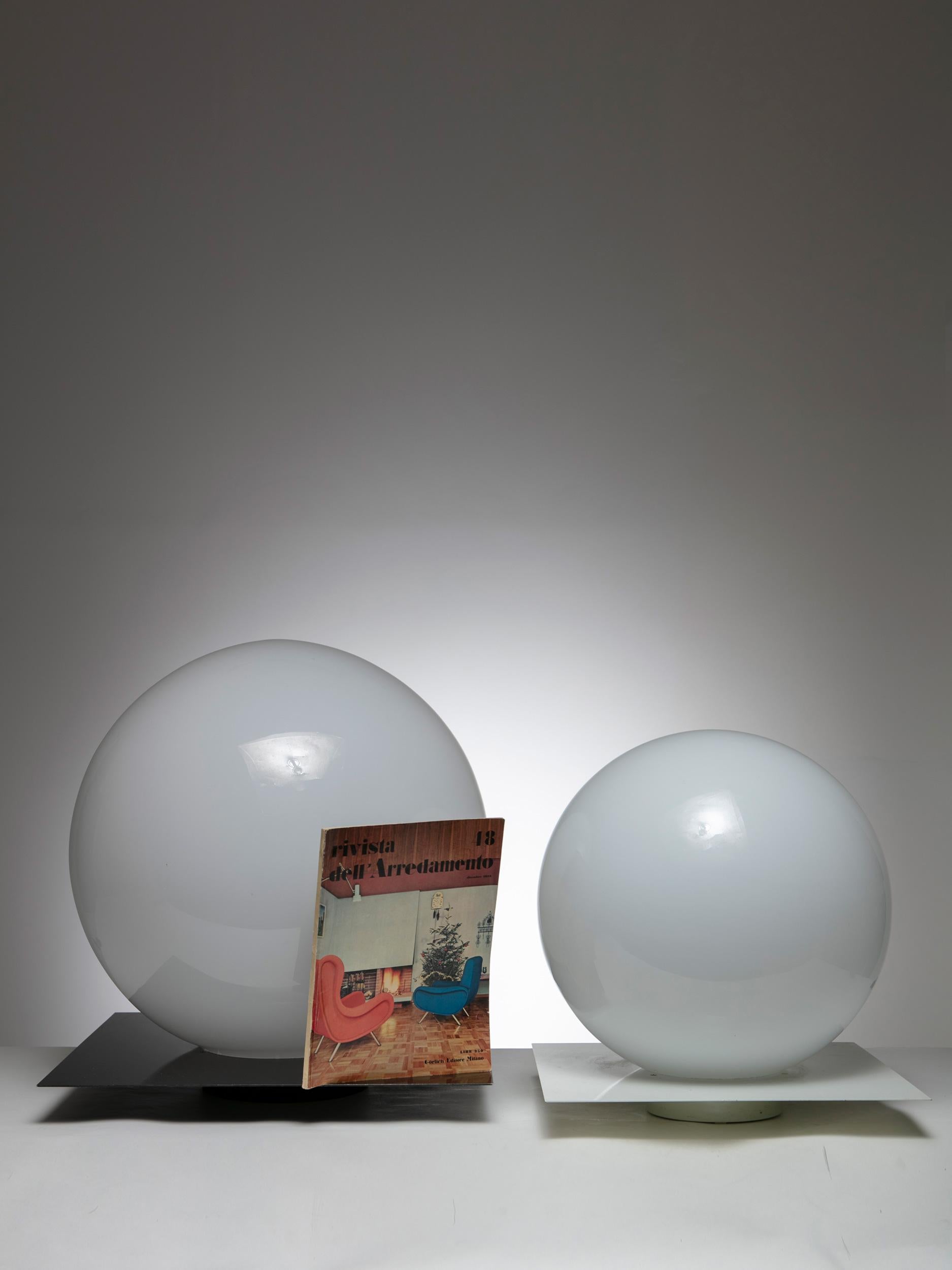 Pair of Micol table lamps by Sergio Mazza and Giuliana Gramigna for Quattrifolio.
Opaline glass shade supported by a squared metal plate, two different sizes and plate colors.
