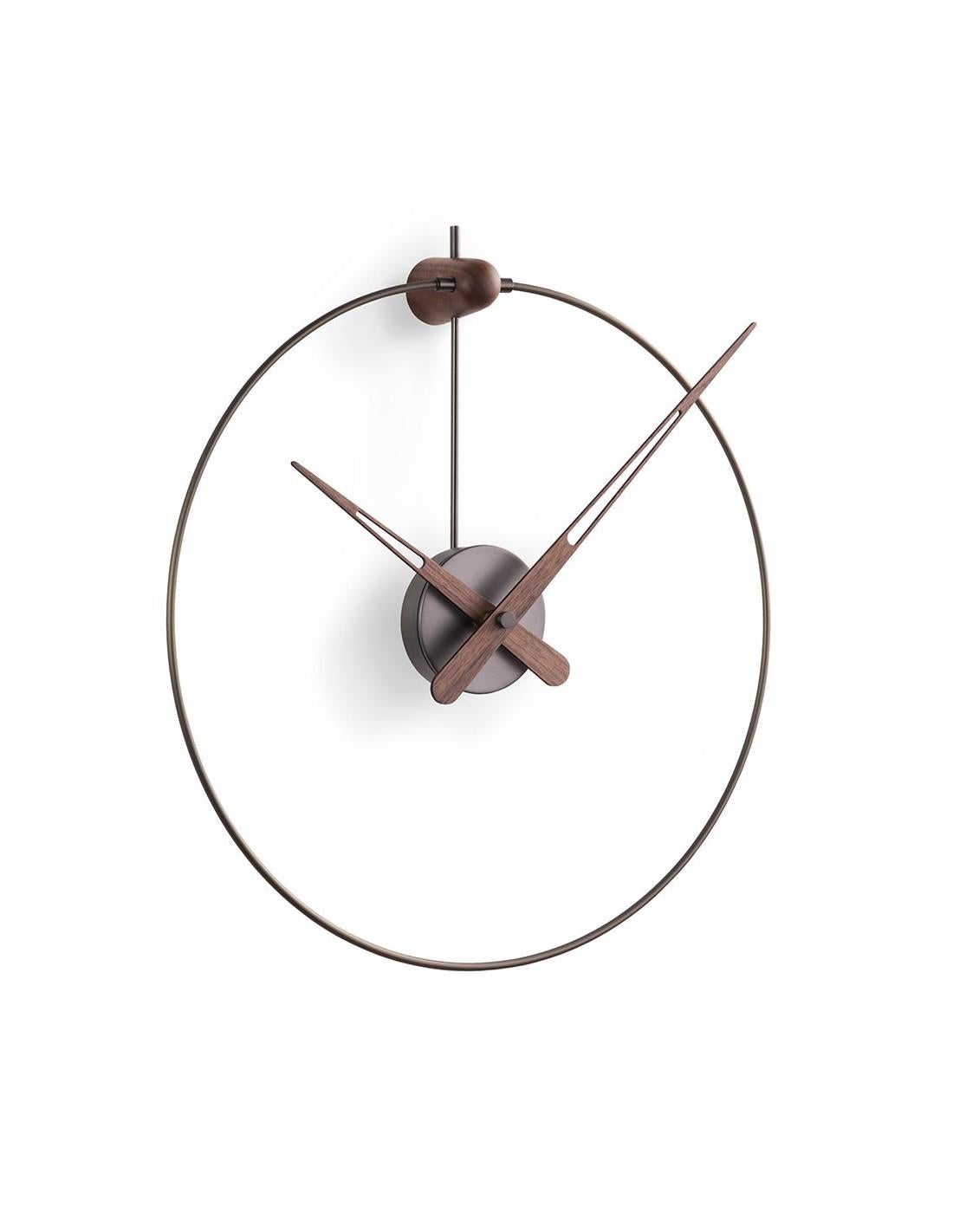 Micro Anda wall clock is one of the best models you can get on the market. It has a graphite finish brass case and ring and walnut hands. Its diameter is 40 centimeters and its height is 50 cm. The UTS machinery is made of quartz and comes from