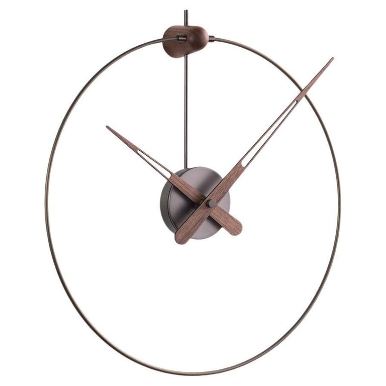 Reloj Mini Merlin de Nomon. Reloj de pared adhesivo de acero y nogal.