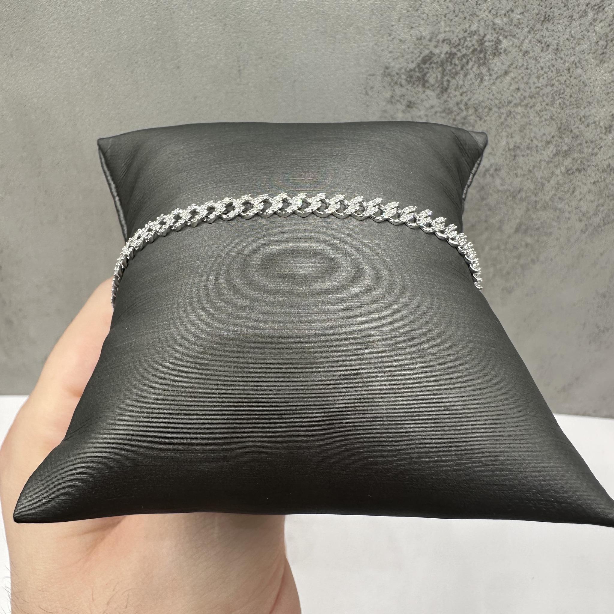 Questo bracciale con micro diamanti cubani in oro bianco 14kt presenta 1,18 carati di diamanti naturali GH SI2-I1 a taglio singolo incastonati lungo una maglia cubana lucida di 4 mm. Con una lunghezza di 7,9/16 pollici e un peso di 5,7 grammi,