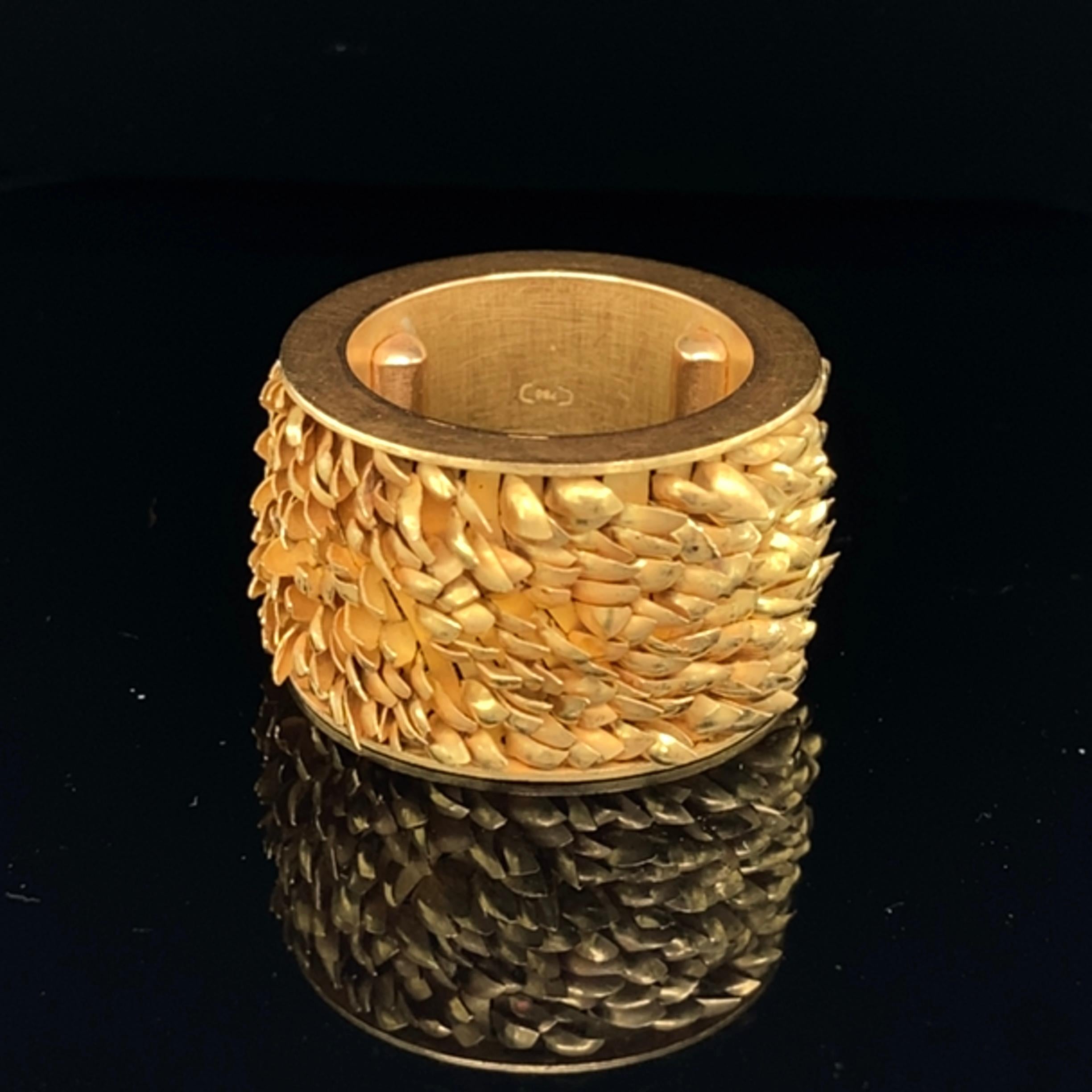 Micro-Leaves Ring/Pendant by Jacqueline Ryan

Beautiful 'Micro Leaves' ring/pendant by Jacqueline Ryan in 18 K gold, the entire banded ring/pendant set with tiny moveable leaves within a raised gold edge.

Marked 750 and with Italian maker's