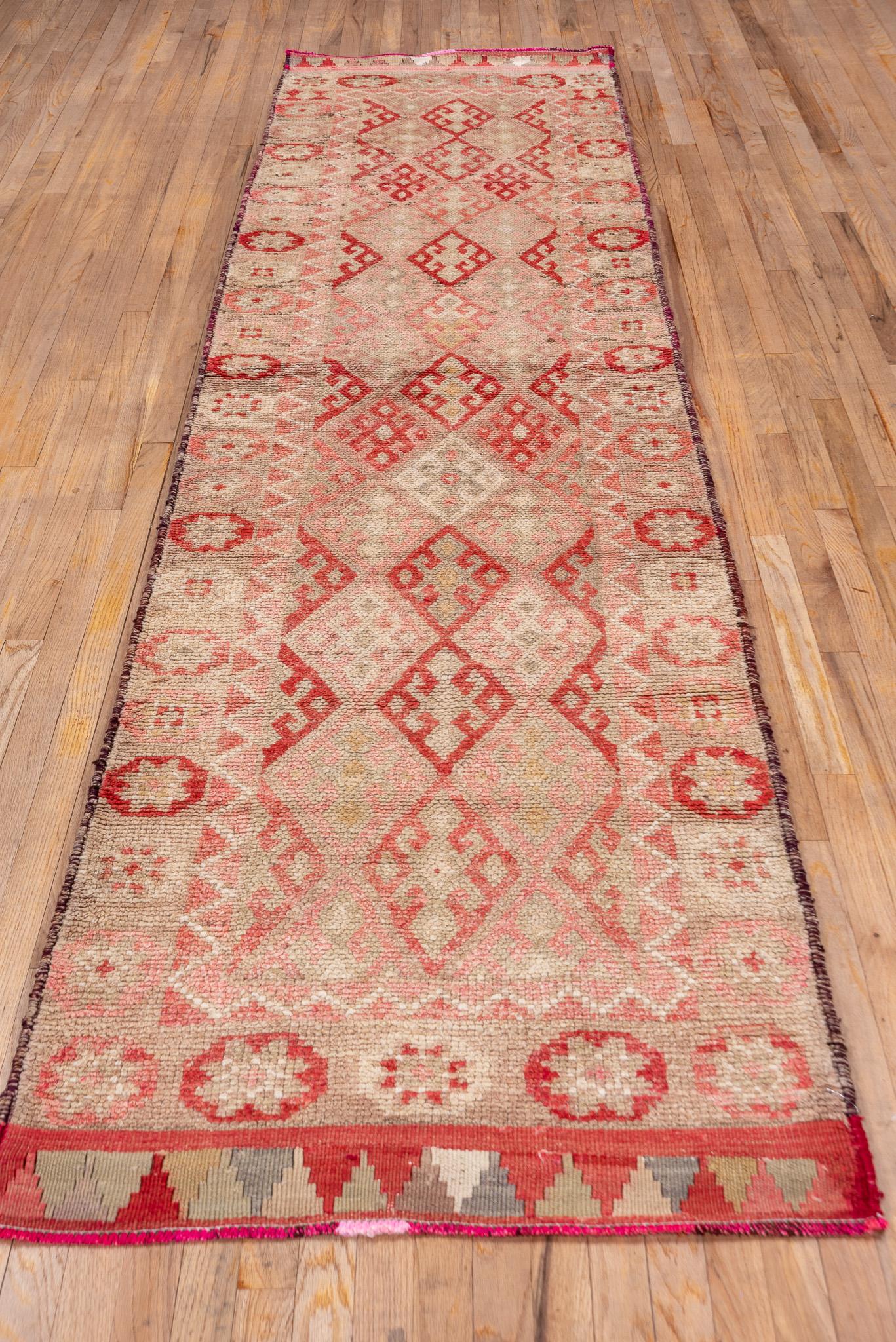 Oushak Runner Micro Medallion rosso osso e rosa pastello in vendita