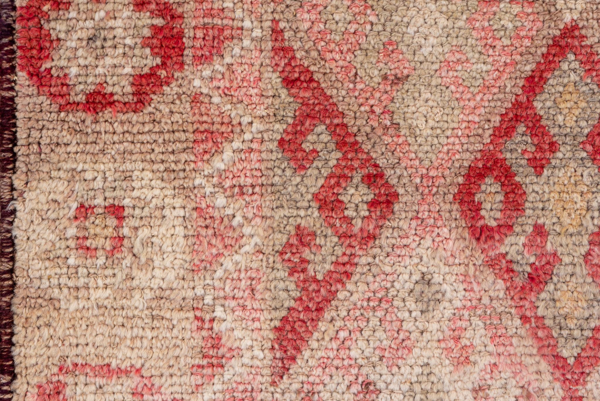 Runner Micro Medallion rosso osso e rosa pastello In condizioni ottime in vendita a New York, NY