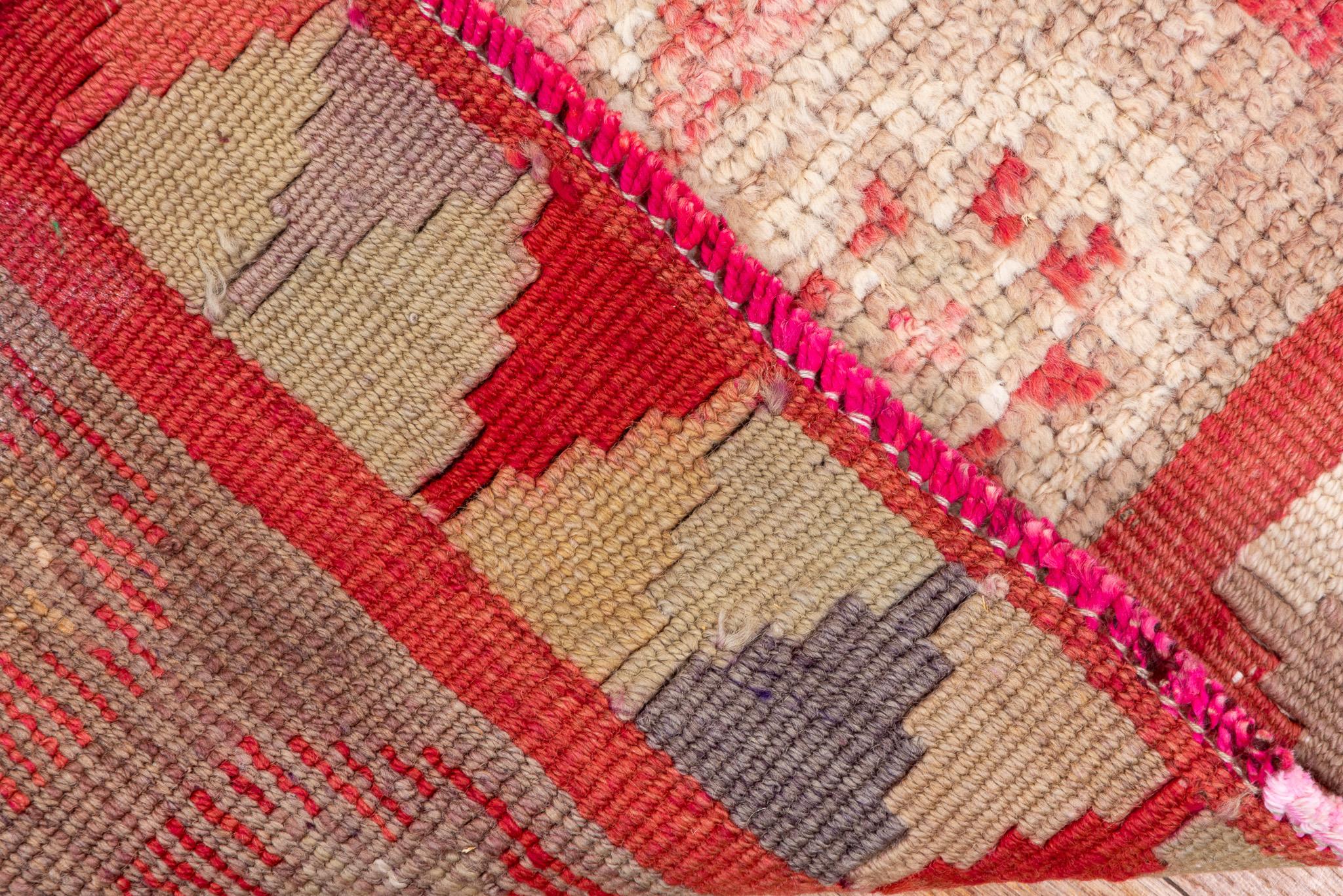 Lana Runner Micro Medallion rosso osso e rosa pastello in vendita