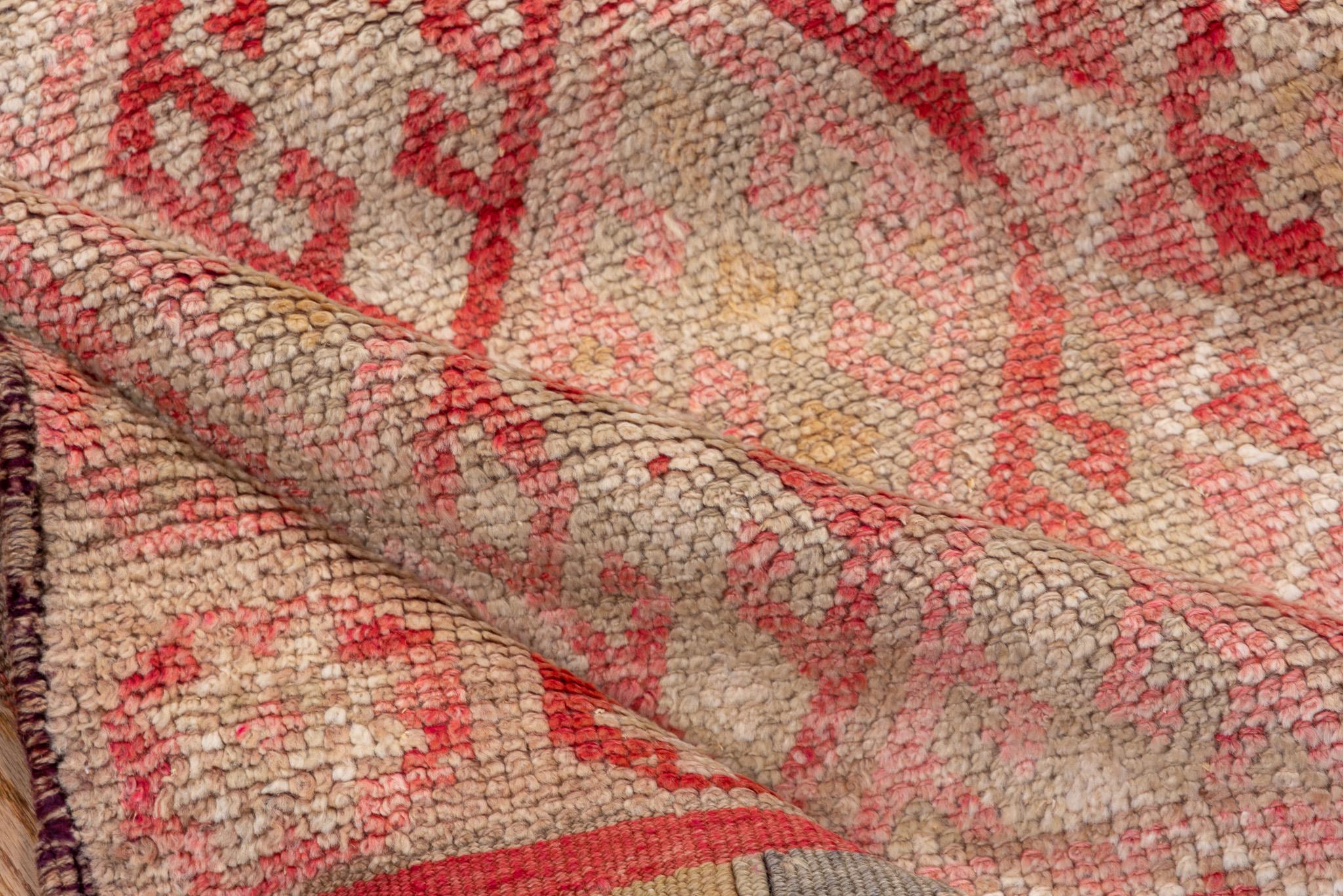 Runner Micro Medallion rosso osso e rosa pastello in vendita 1