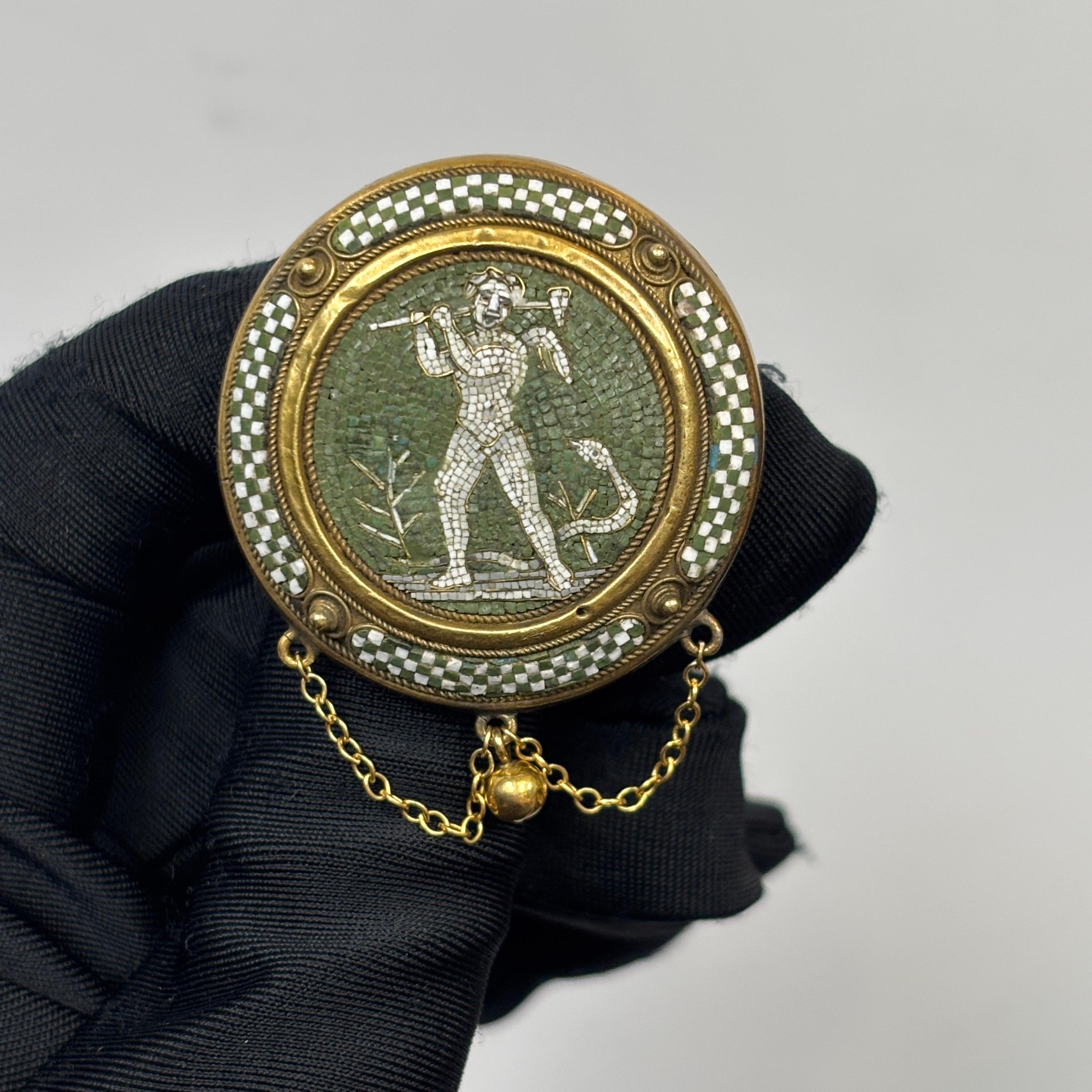 Broche en micro-mosaïque

Broche circulaire en micro-mosaïque représentant un personnage debout avec une flûte, accompagné d'un serpent à ses pieds.

Diamètre approximatif : 1,5 pouces

Fabriqué vers 1900
