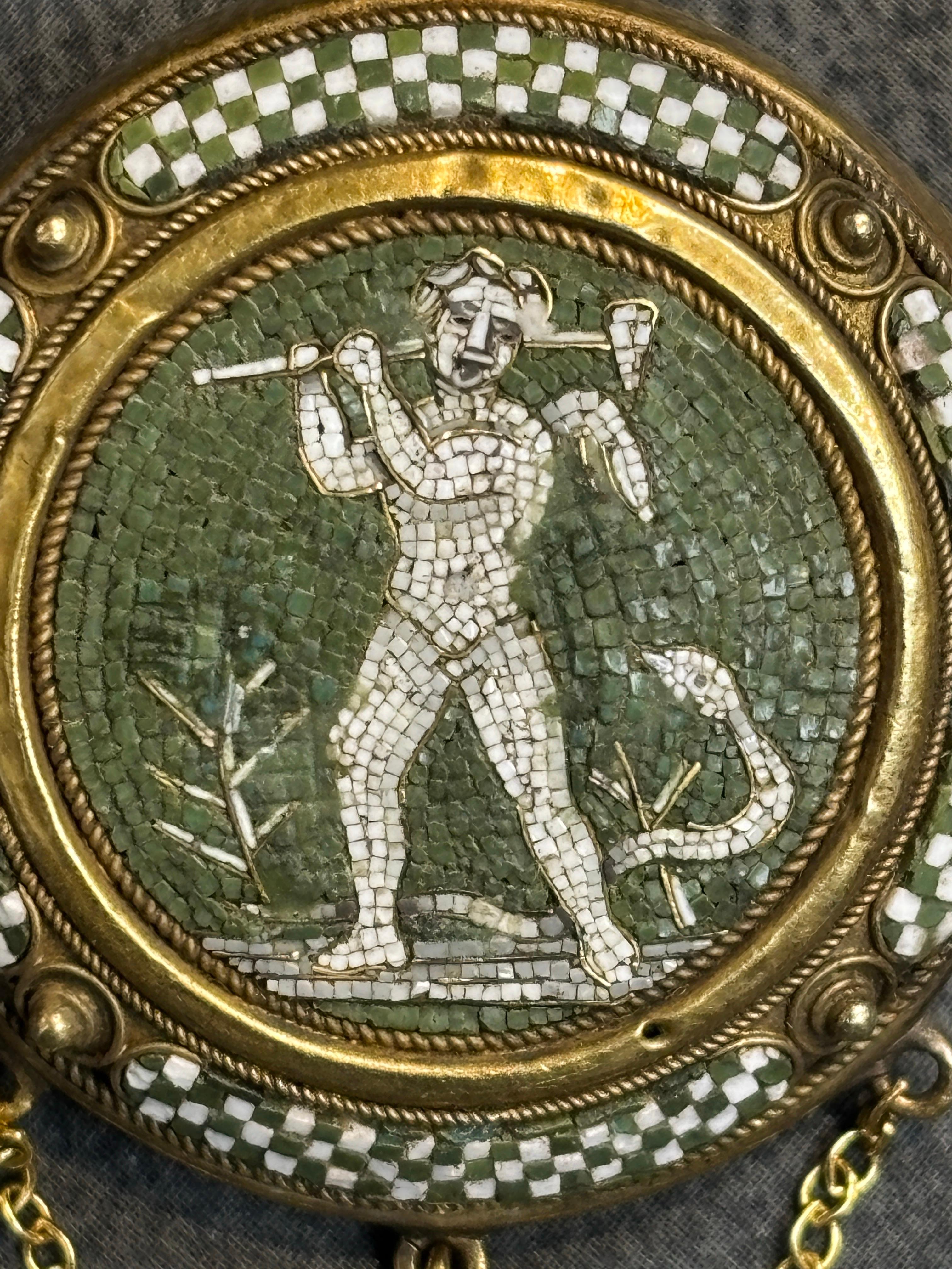 Broche en micro-mosaïque en vente 2