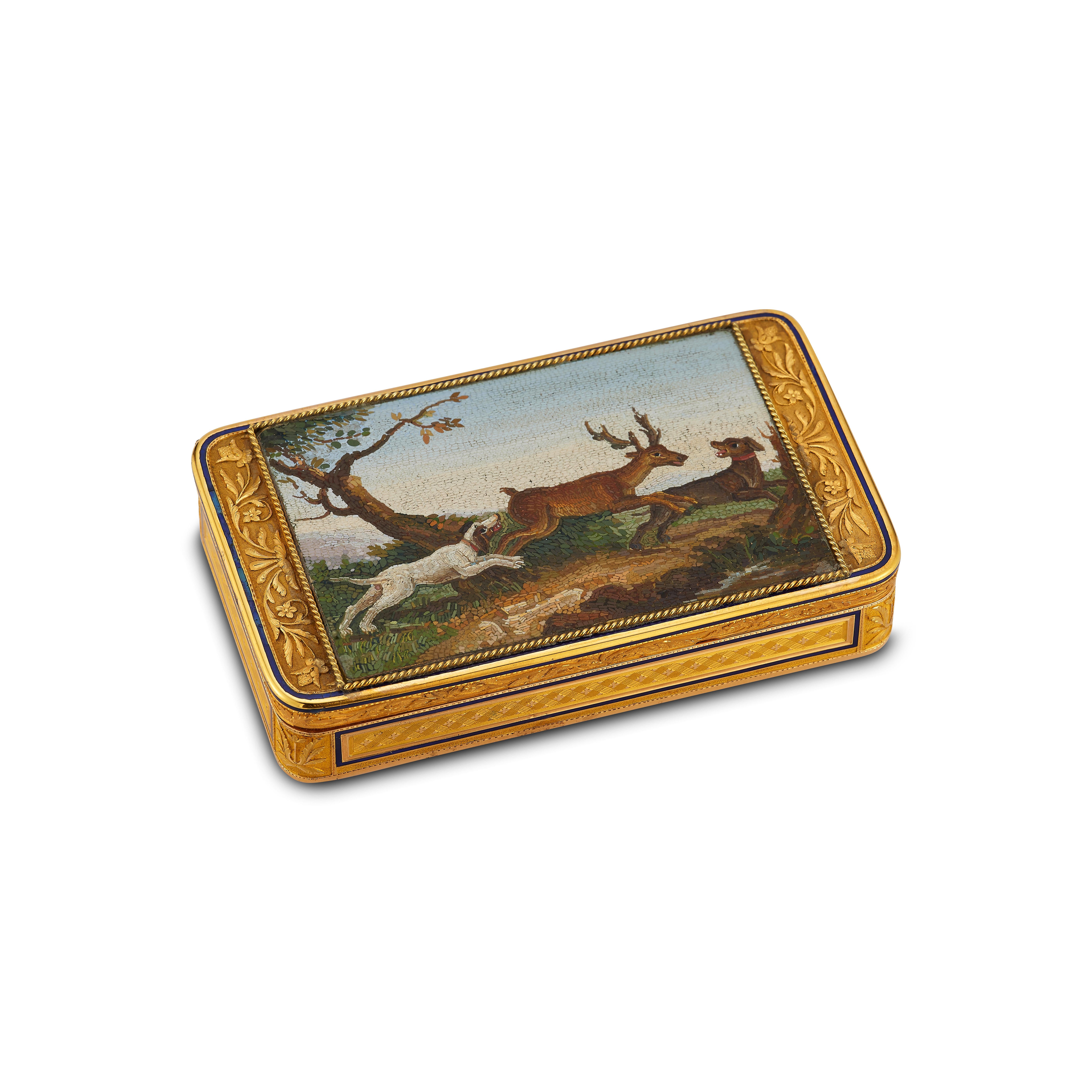 Tabatière en micro mosaïque d'or

Tabatière en or 18 carats rehaussée d'émail bleu serti d'une micro-mosaïque de chiens chassant un cerf 

Circa 1850's

Dimensions : 3,44