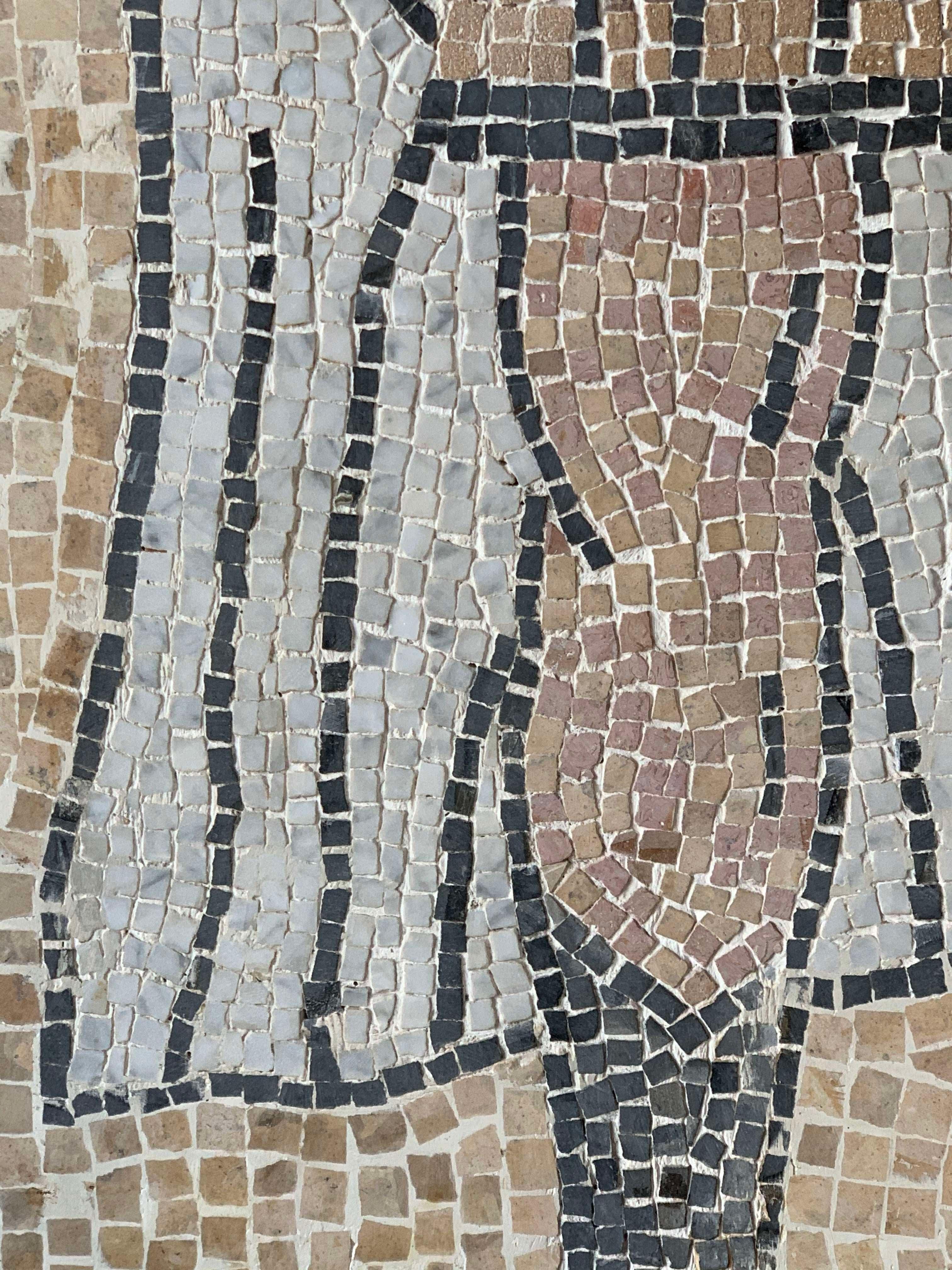 Italienische Mosaikfliese Wandtafel oder Tischplatte eines Centurion in geschnitztem Holzrahmen im Angebot 8