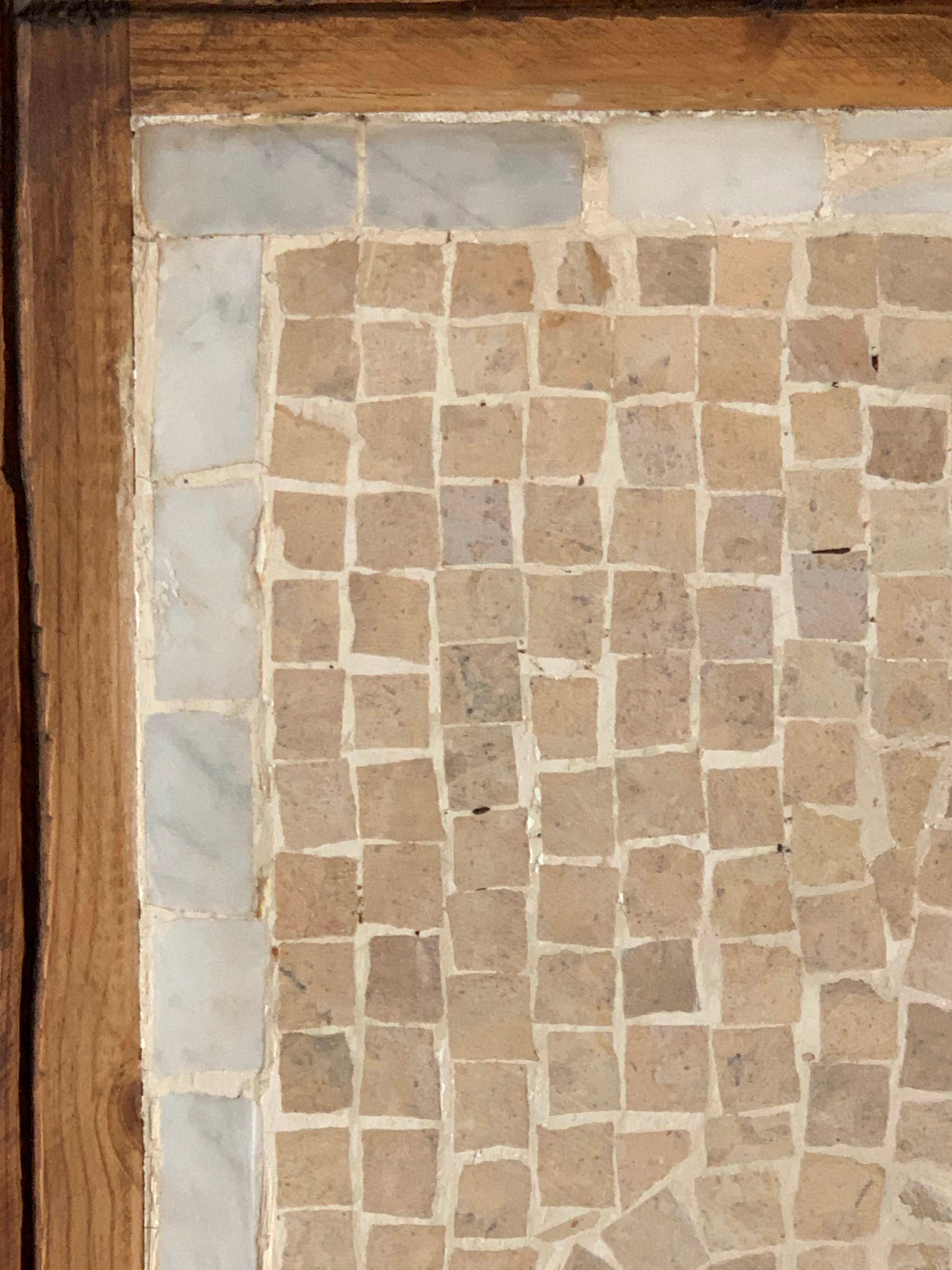 Italienische Mosaikfliese Wandtafel oder Tischplatte eines Centurion in geschnitztem Holzrahmen im Angebot 9