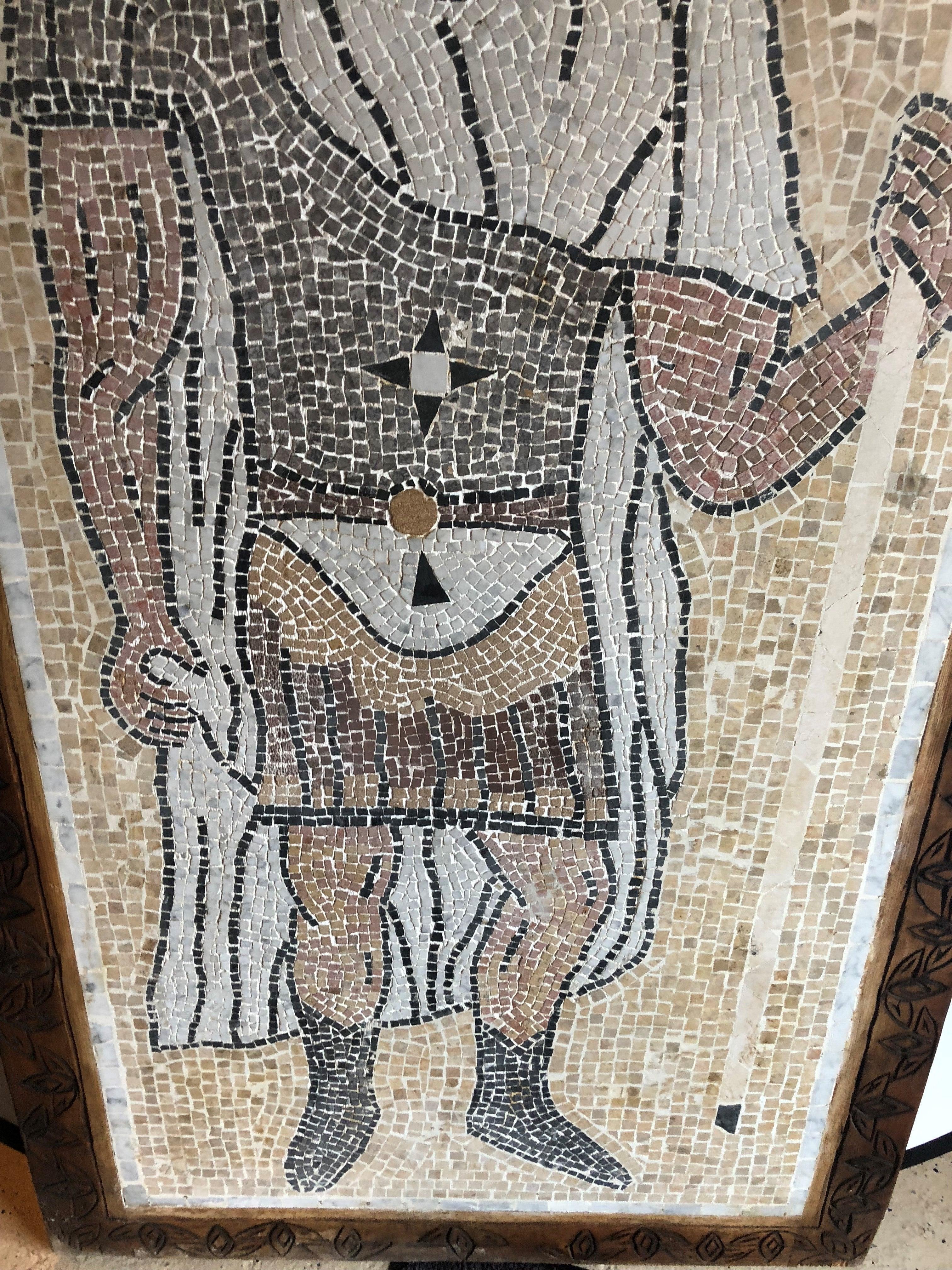 Italienische Mosaikfliese Wandtafel oder Tischplatte eines Centurion in geschnitztem Holzrahmen im Angebot 1
