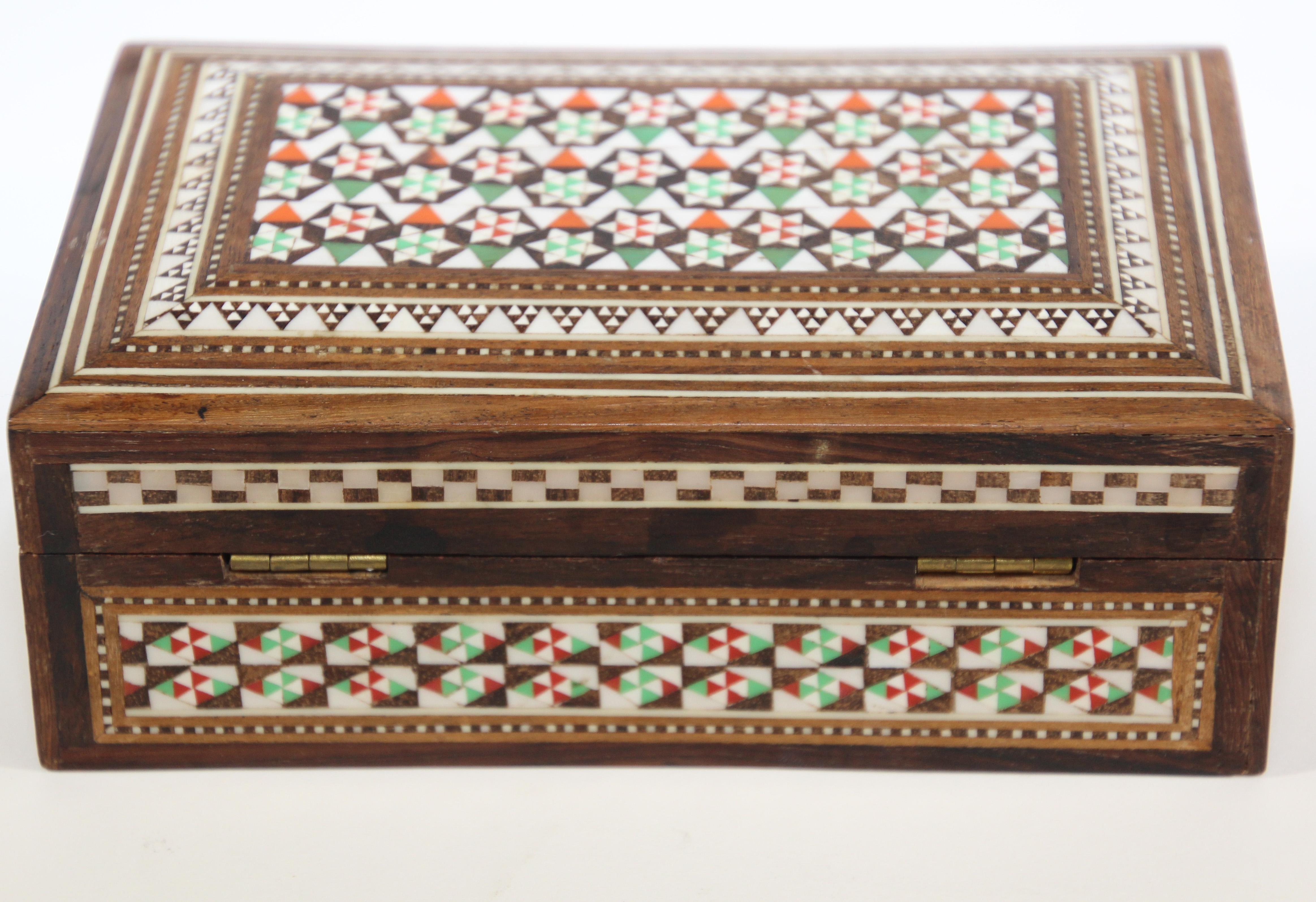 Boîte décorative antique en micro-mosaïque mauresque incrustée des années 1940 en vente 2
