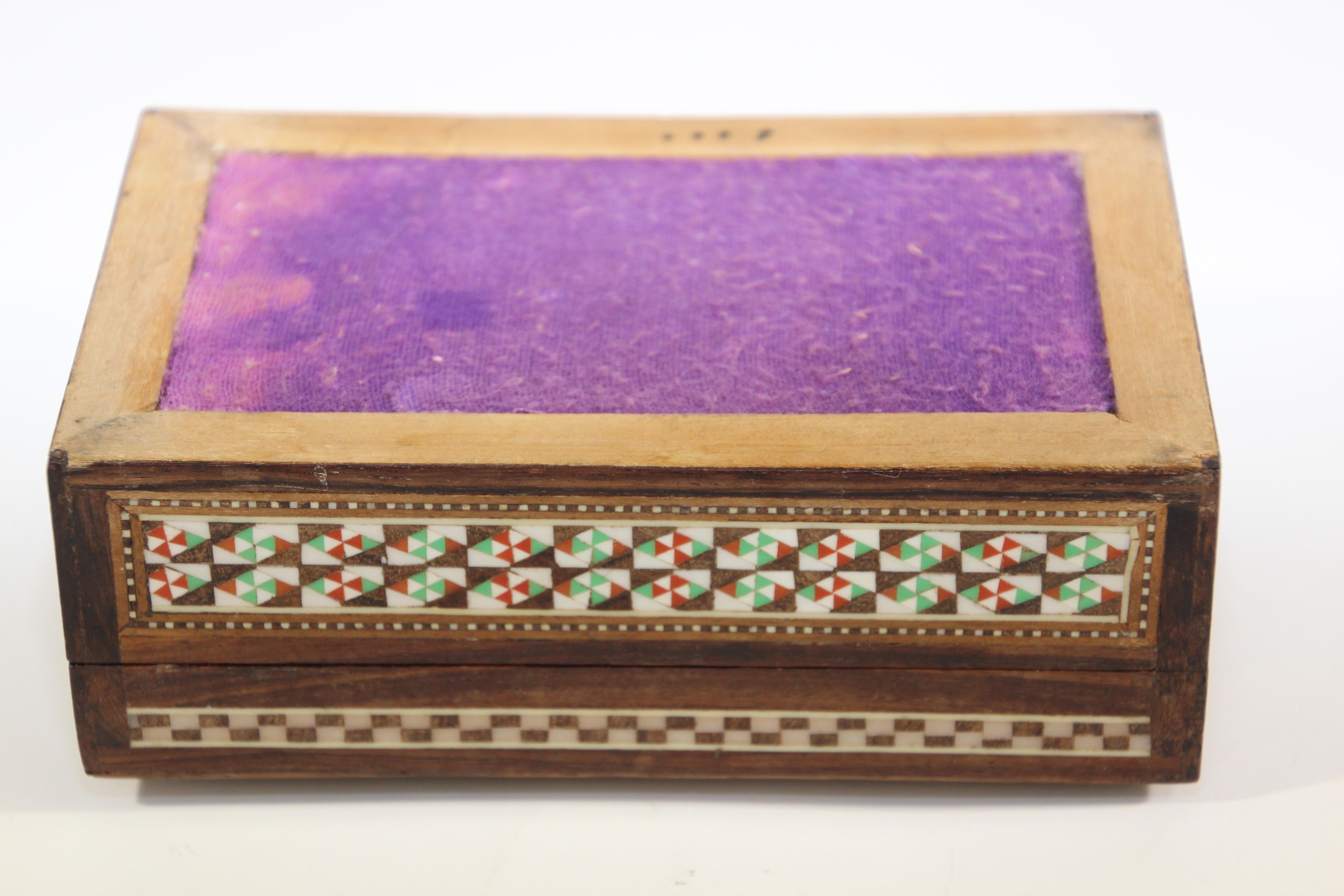 Boîte décorative antique en micro-mosaïque mauresque incrustée des années 1940 en vente 3