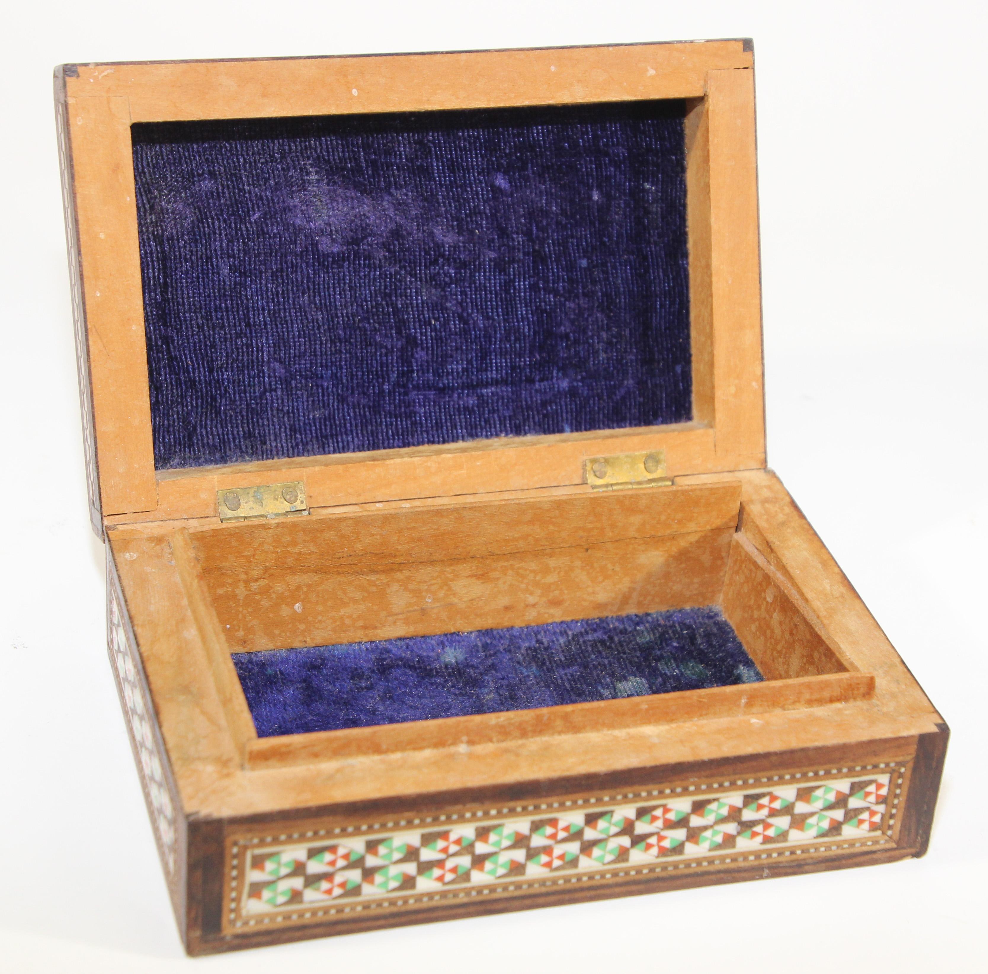Boîte décorative antique en micro-mosaïque mauresque incrustée des années 1940 en vente 4