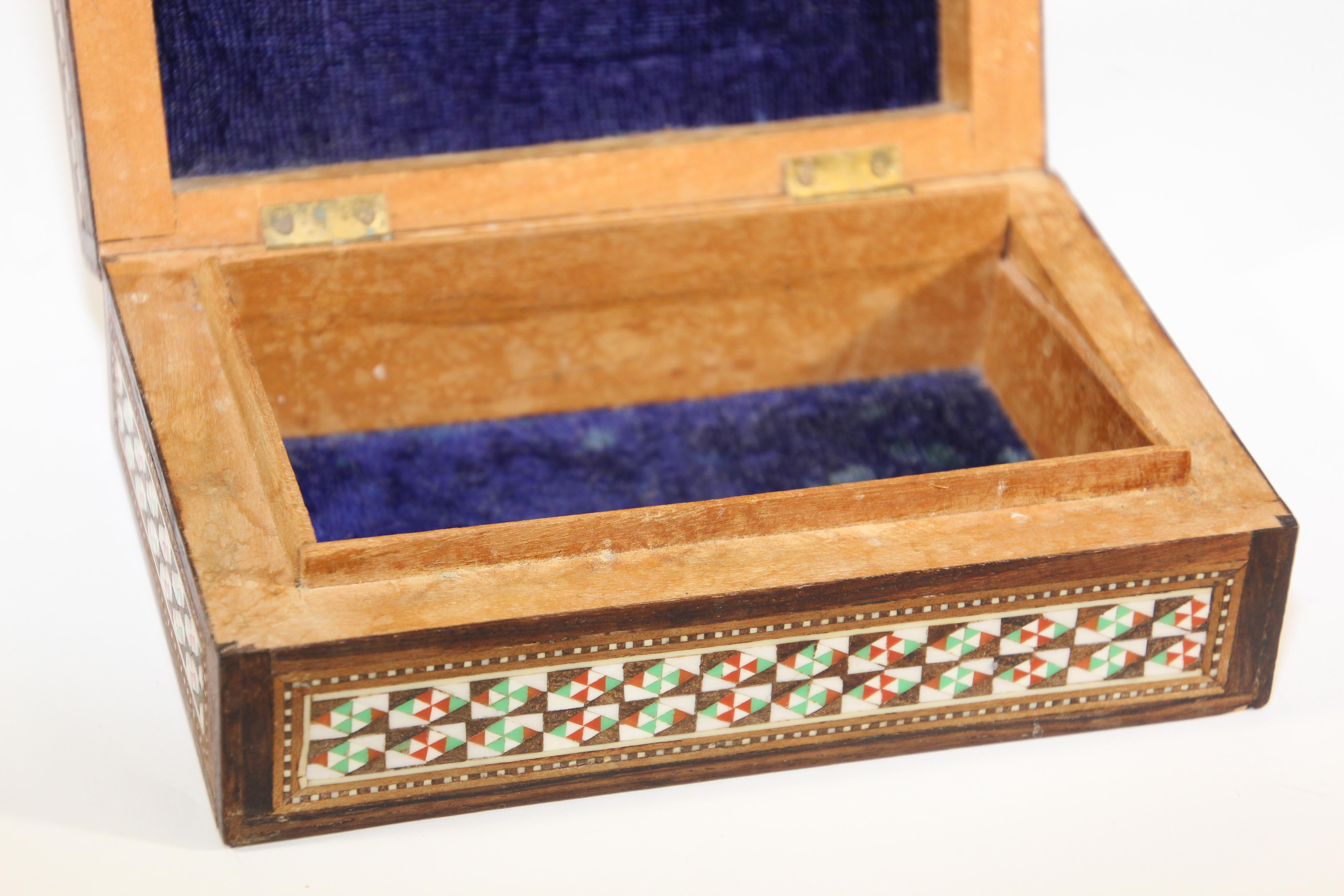 Boîte décorative antique en micro-mosaïque mauresque incrustée des années 1940 en vente 5