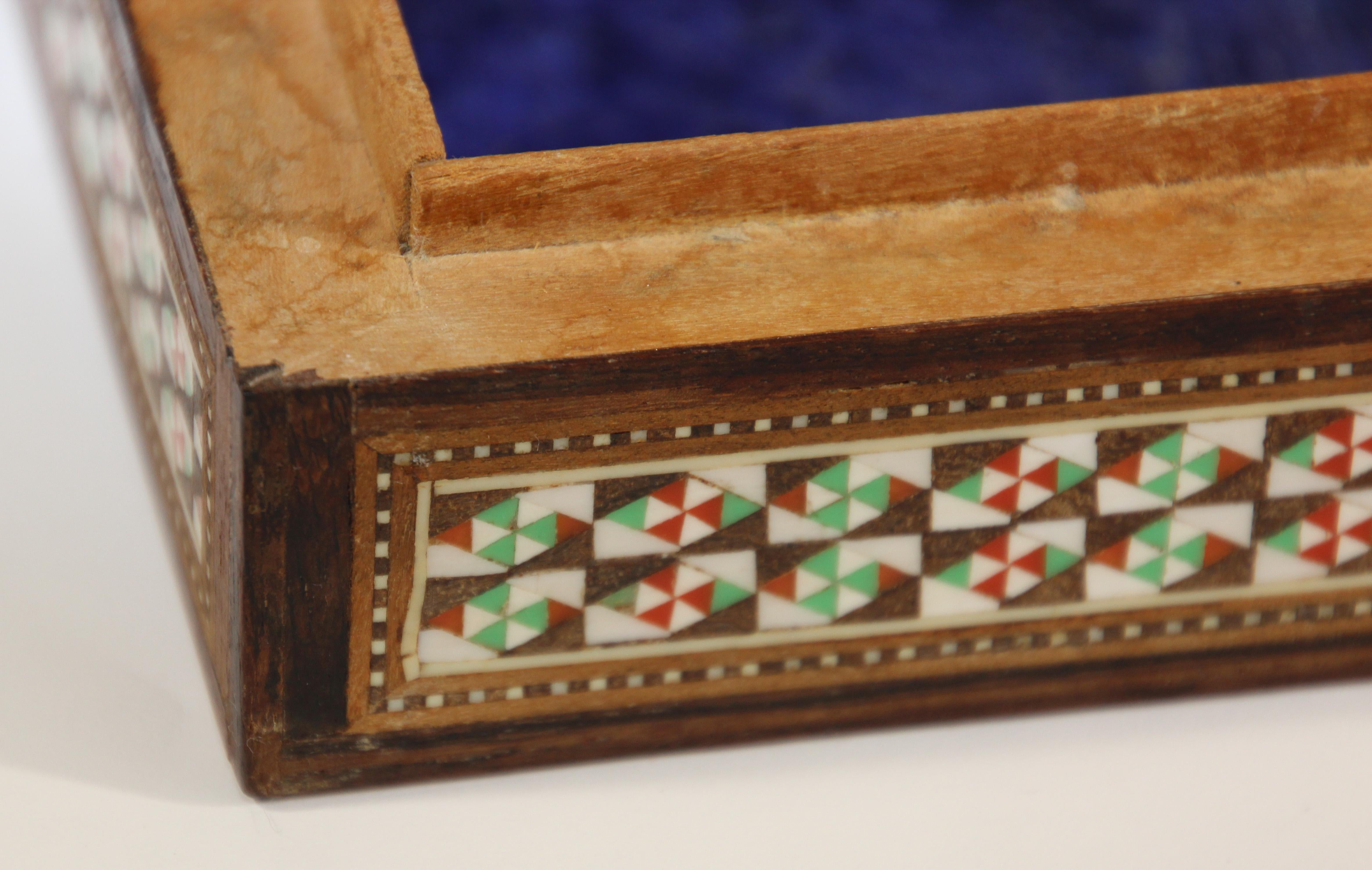 Boîte décorative antique en micro-mosaïque mauresque incrustée des années 1940 en vente 6