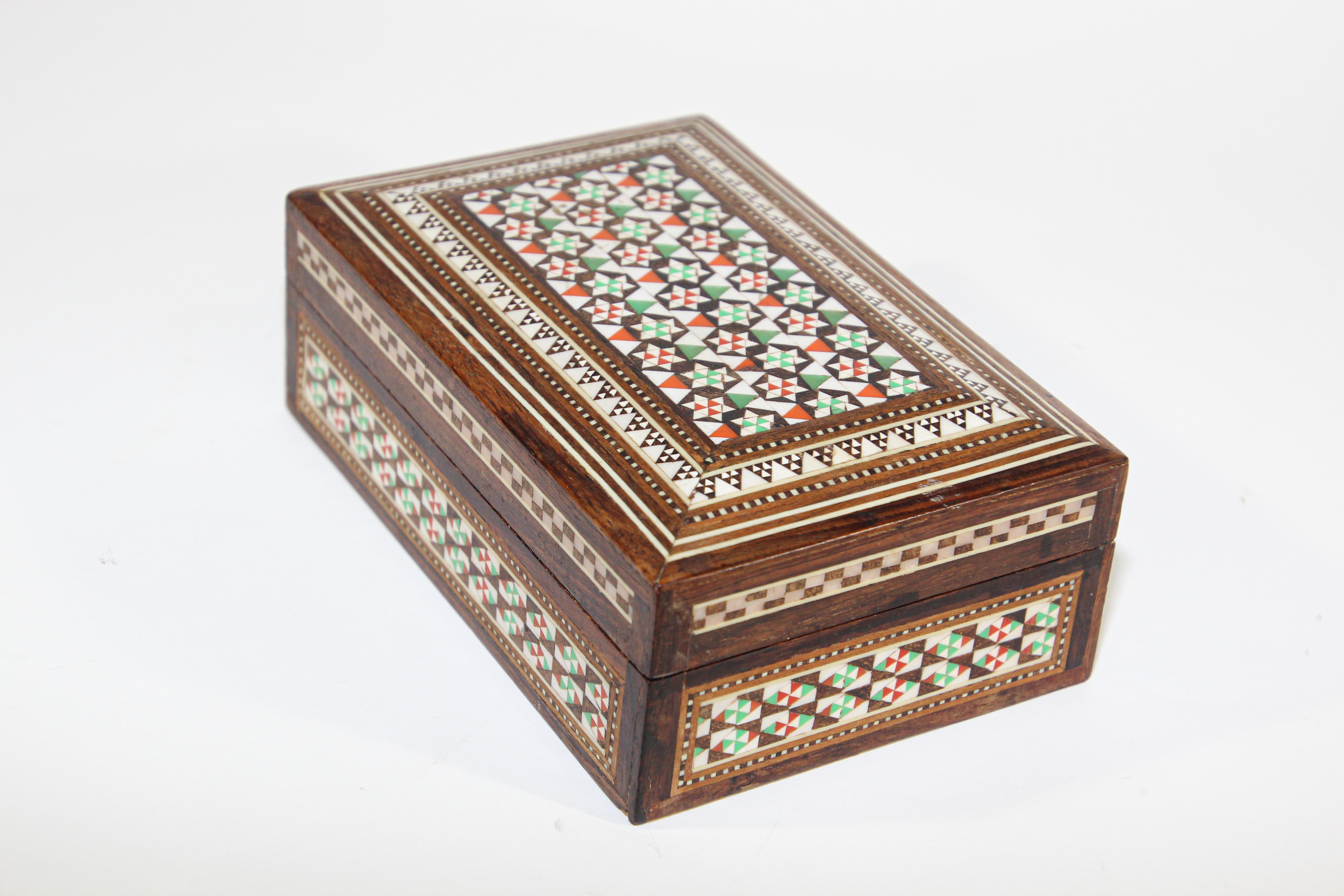 Mauresque Boîte décorative antique en micro-mosaïque mauresque incrustée des années 1940 en vente