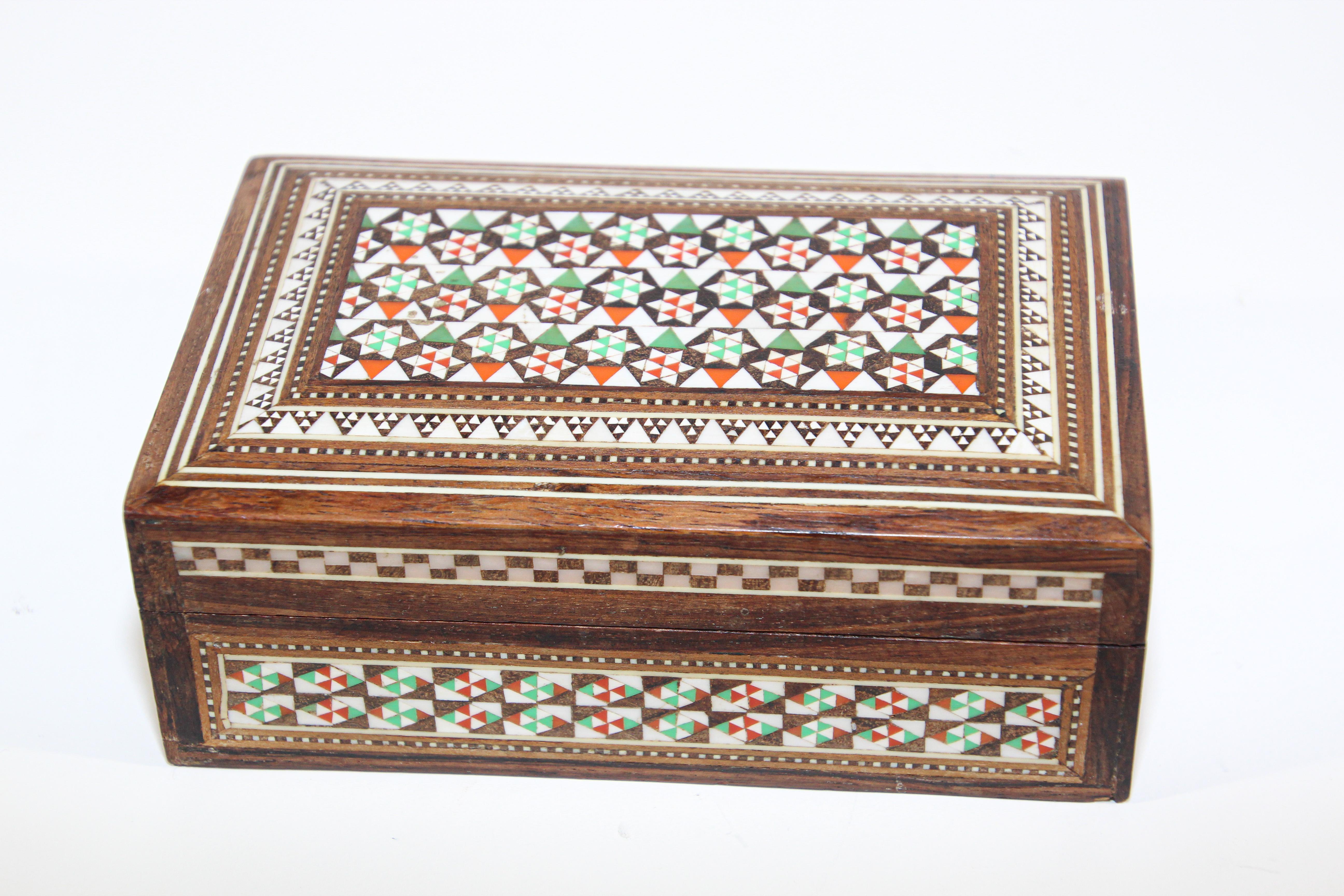 Indian 1940s Antique Fine Micro Mosaic Moorish Inlaid Decorative Box For Sale