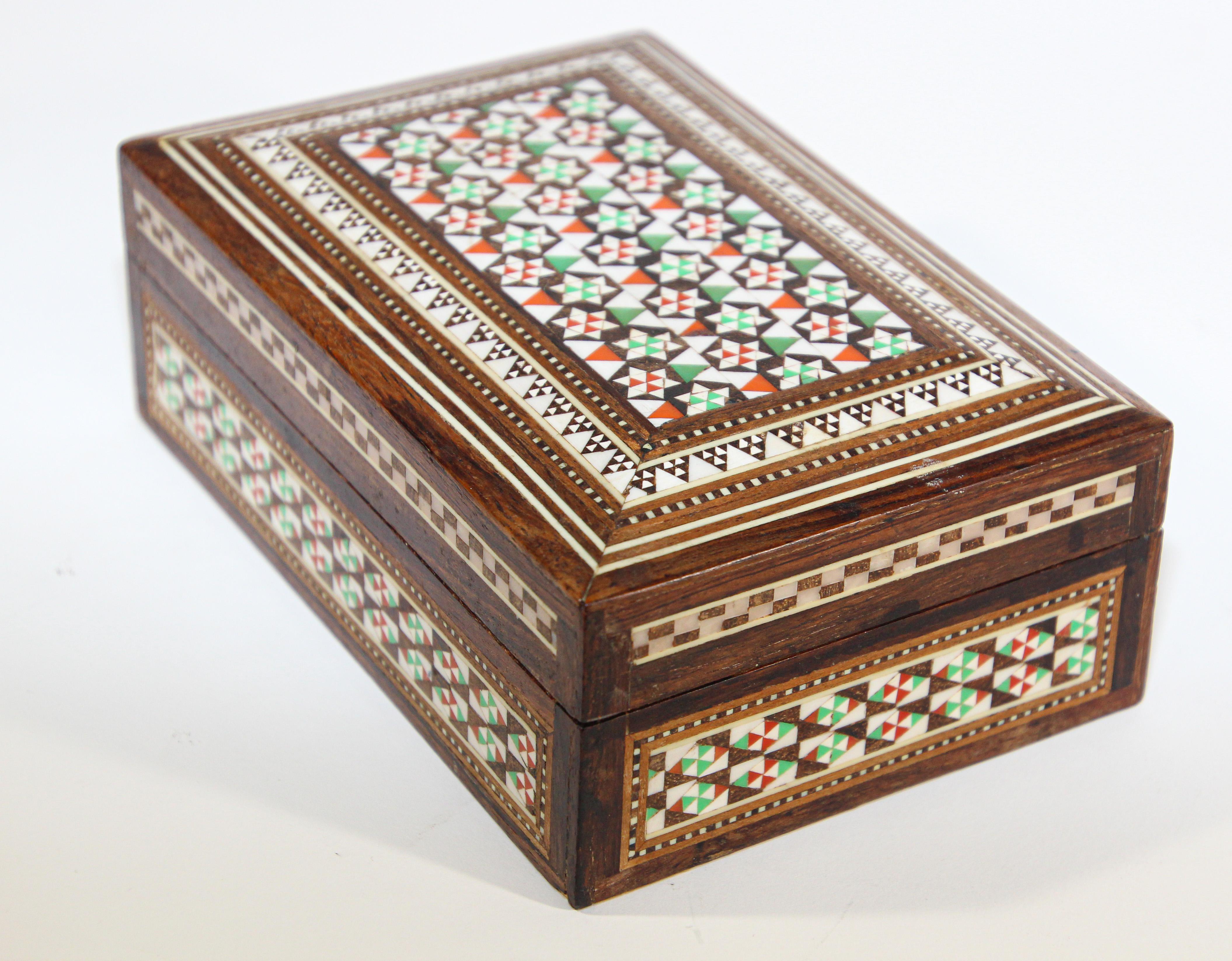 Bois Boîte décorative antique en micro-mosaïque mauresque incrustée des années 1940 en vente