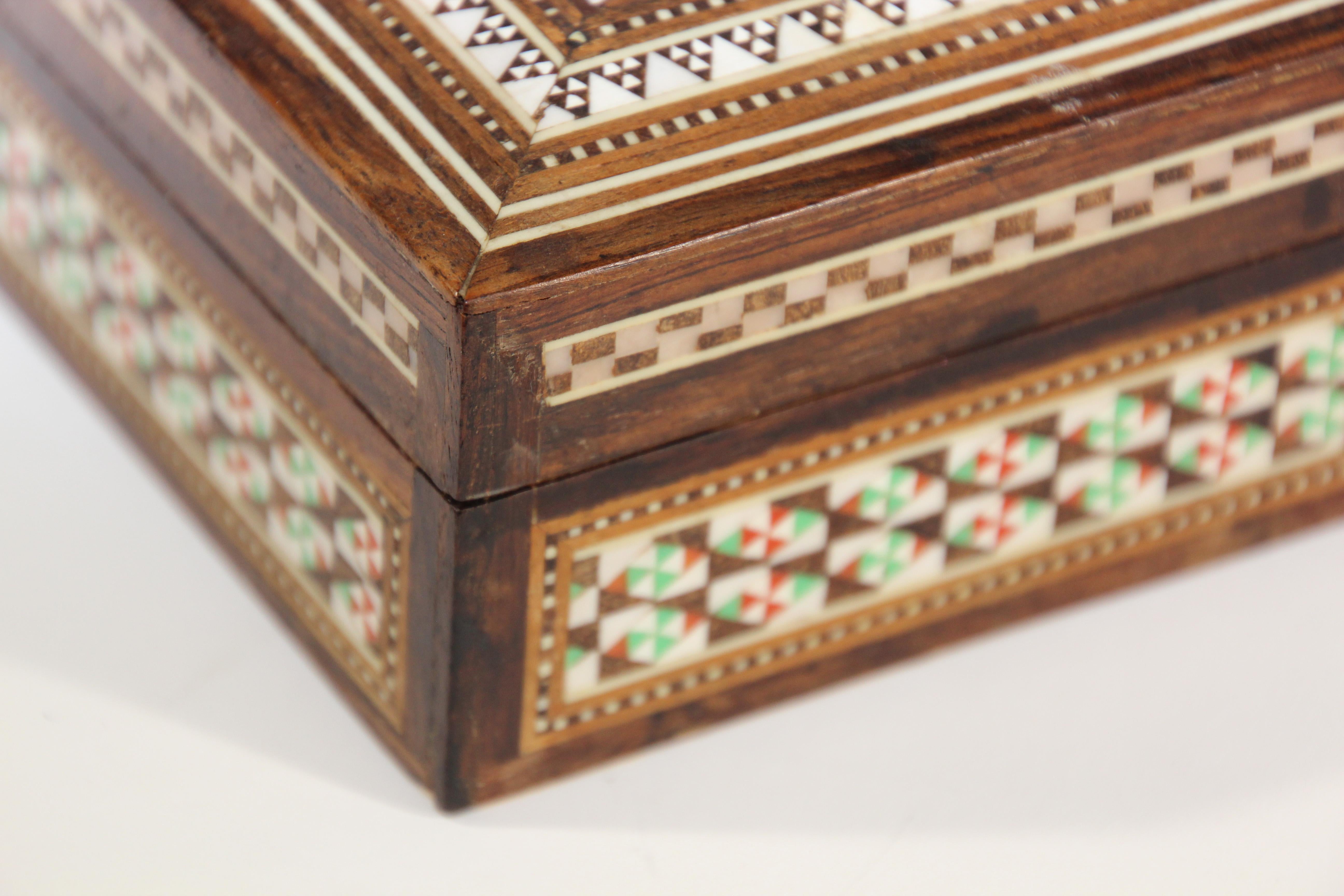 Boîte décorative antique en micro-mosaïque mauresque incrustée des années 1940 en vente 1