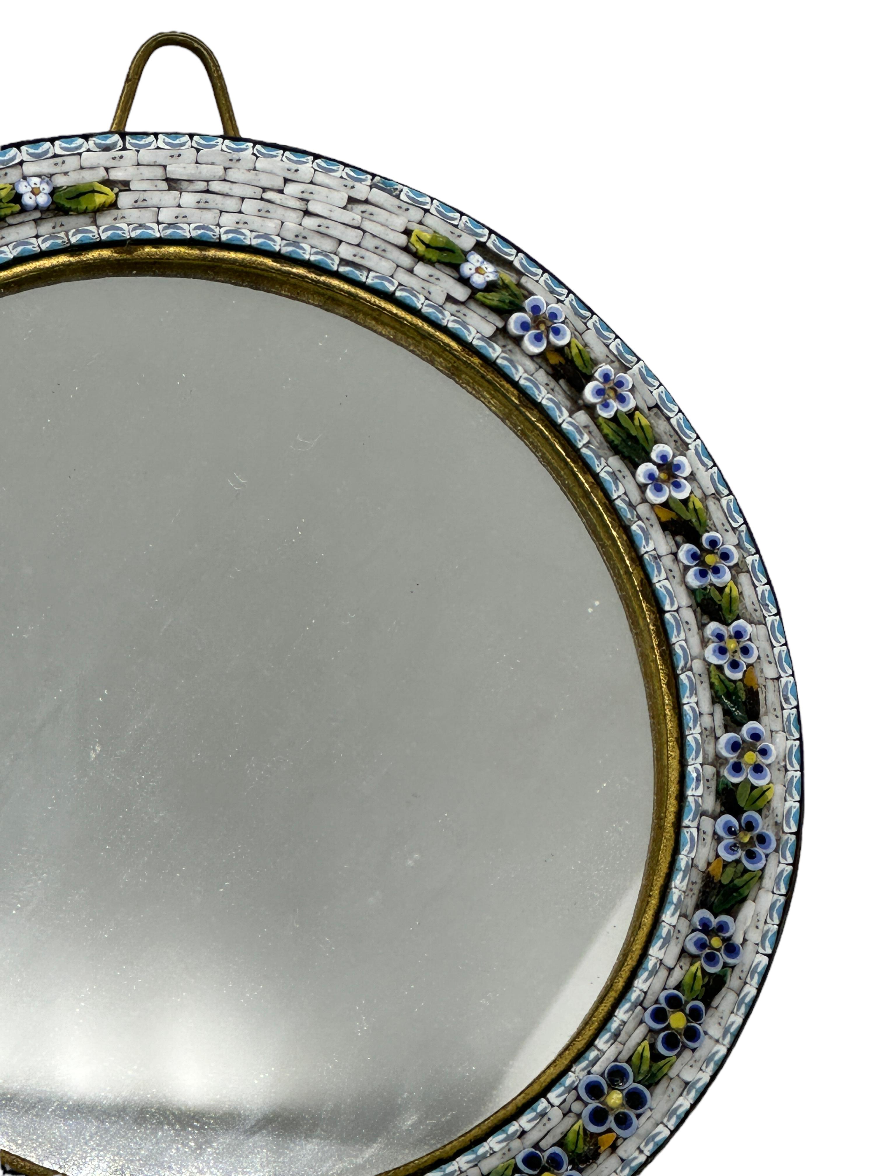 Fatto a mano Specchio da tavolo o da parete in vetro di Murano con micro-mosaico, Italia, Venezia in vendita