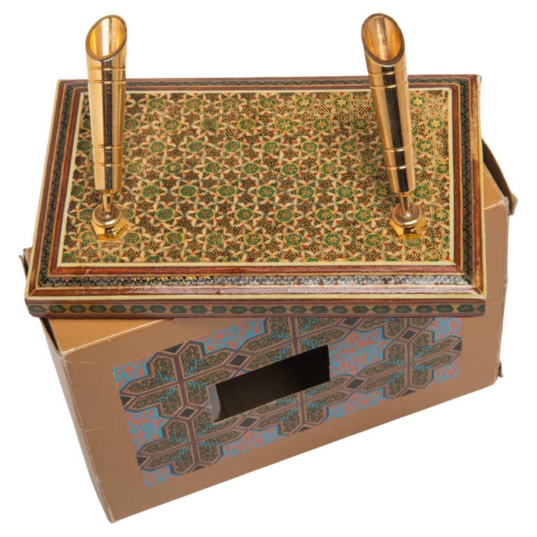 Micro mosaic Moorish pen holder: simply beautiful ! Elegant sitting on Your desk.
It must not remain near heat sources because the mosaic could be damaged.