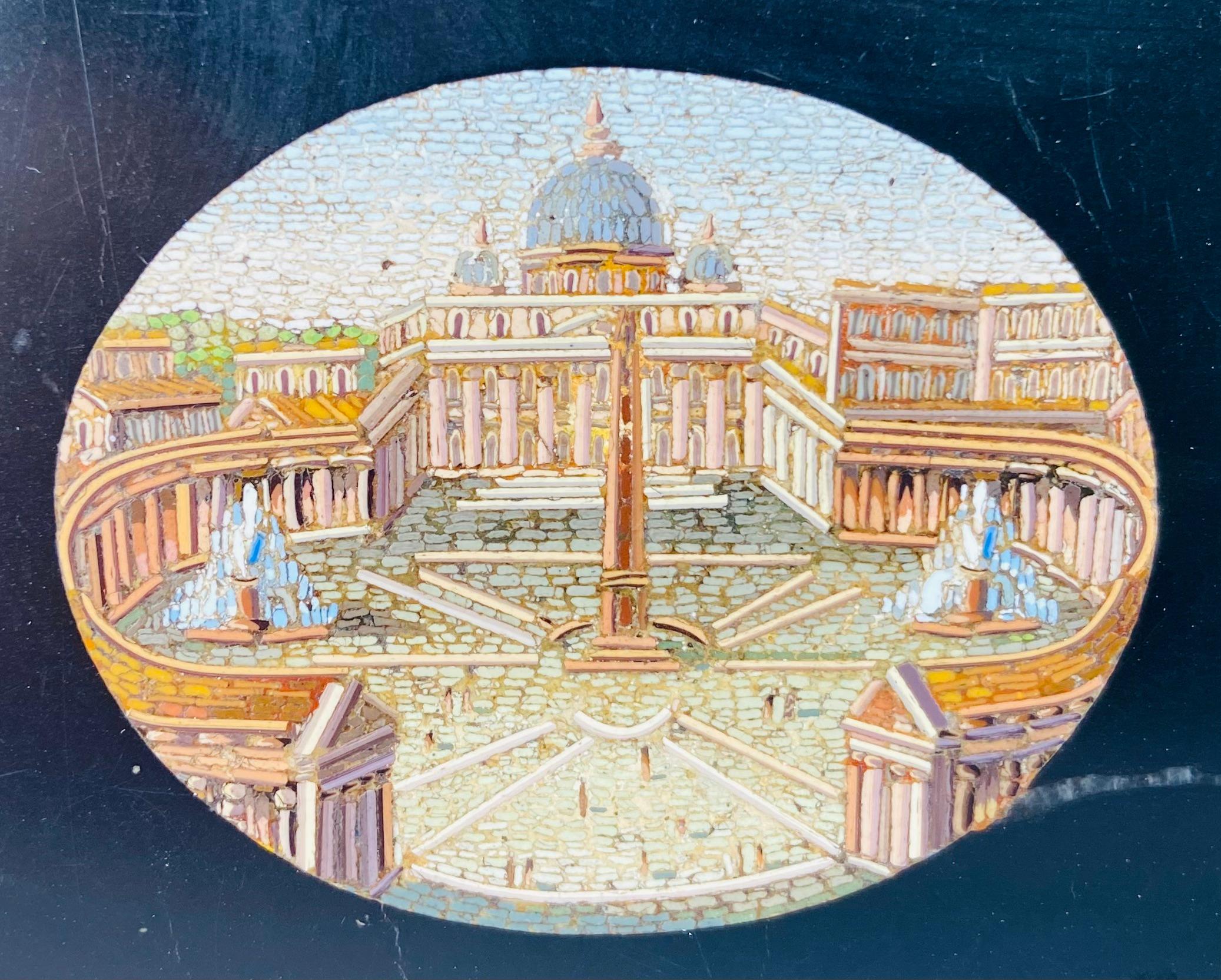 Tablette ou presse-papier en micro-mosaïque du milieu du 19e siècle représentant le Vatican, le Colisée de Rome, le Panthéon, les ruines du Forum romain et le temple de Vesta, le tout serti dans du marbre noir.
Au cours du Grand Tour d'un gentleman,