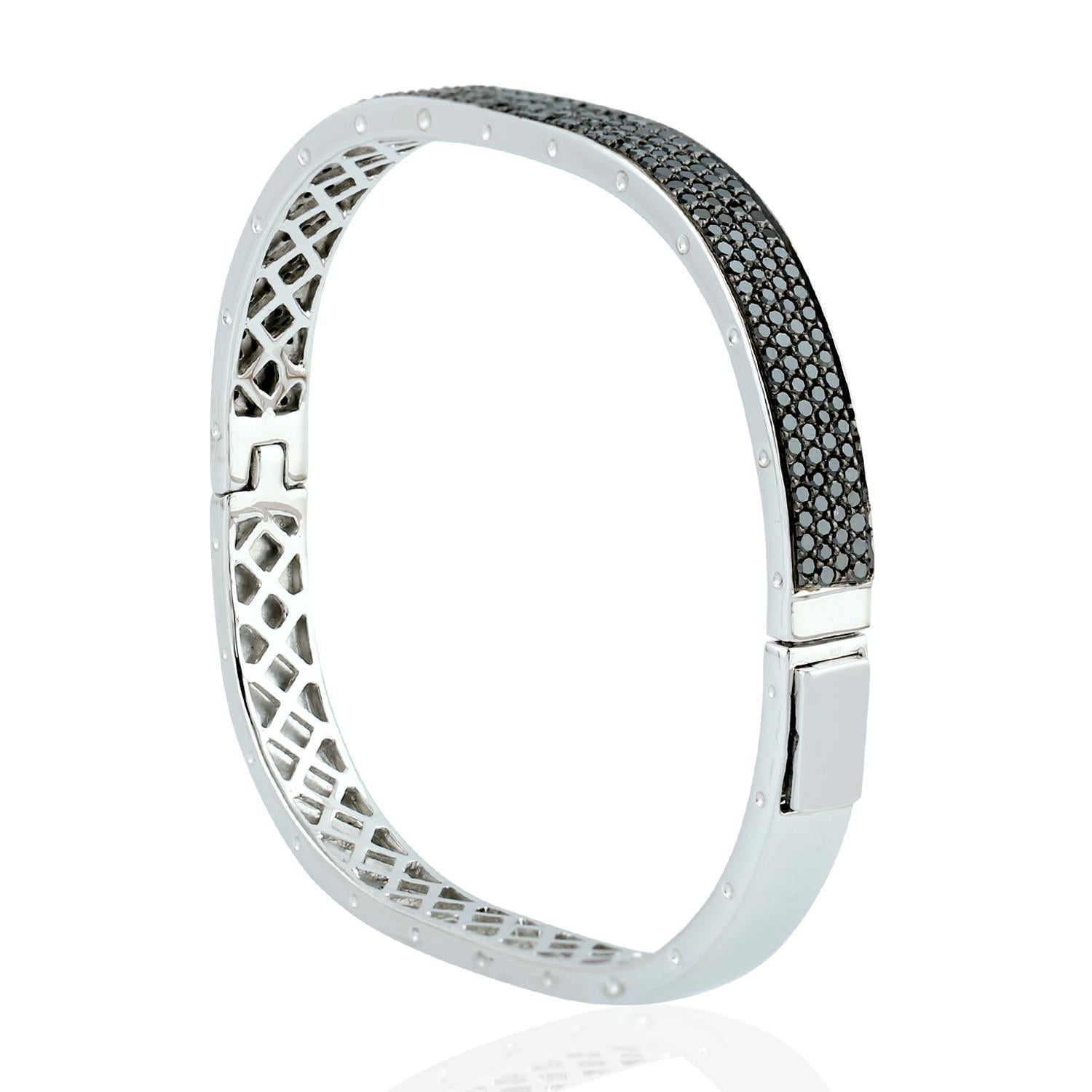 Taglio misto Bangle con diamanti neri micropave realizzato in A. Silver in vendita