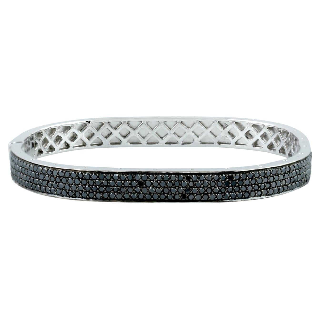Bangle con diamanti neri micropave realizzato in A. Silver