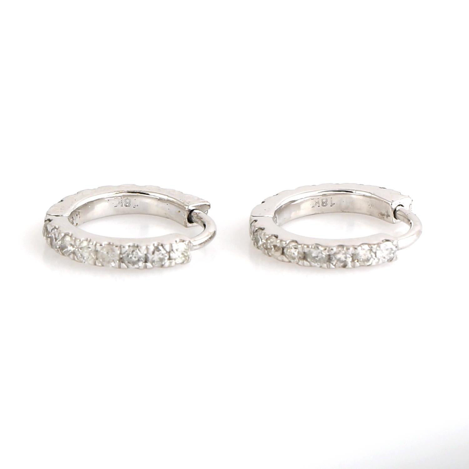 Taglio misto Orecchini a cerchio con diamanti micropave in oro bianco 18 carati in vendita