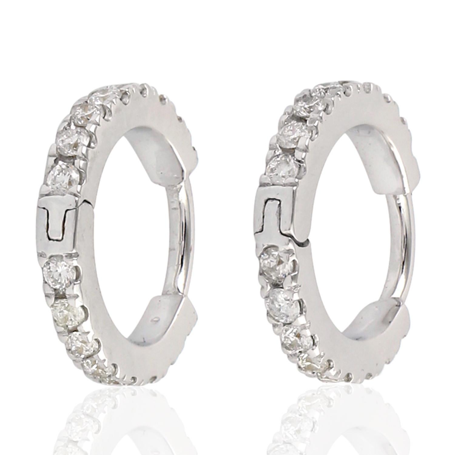 Orecchini a cerchio con diamanti micropave in oro bianco 18 carati In condizioni Nuovo in vendita a New York, NY