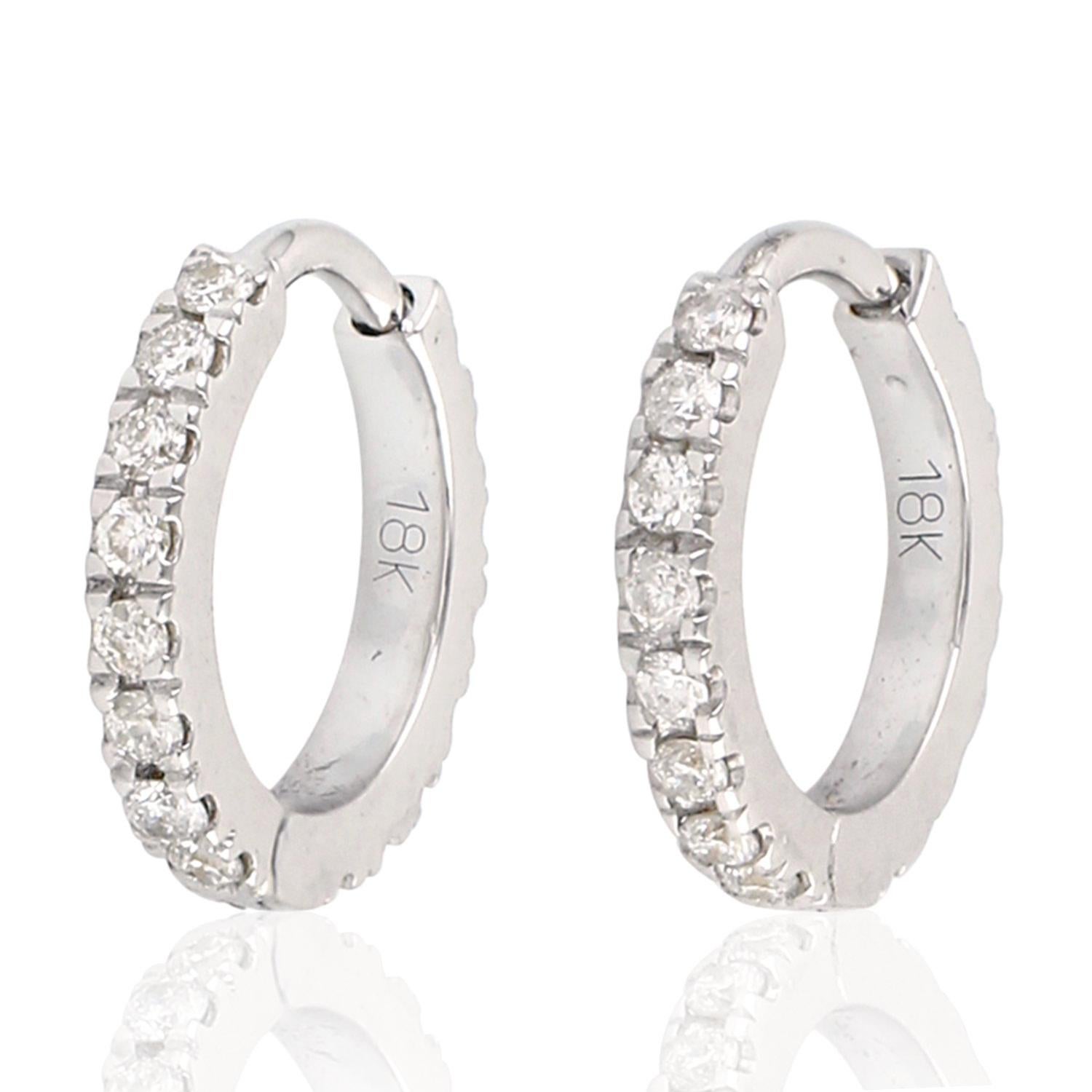 Donna Orecchini a cerchio con diamanti micropave in oro bianco 18 carati in vendita