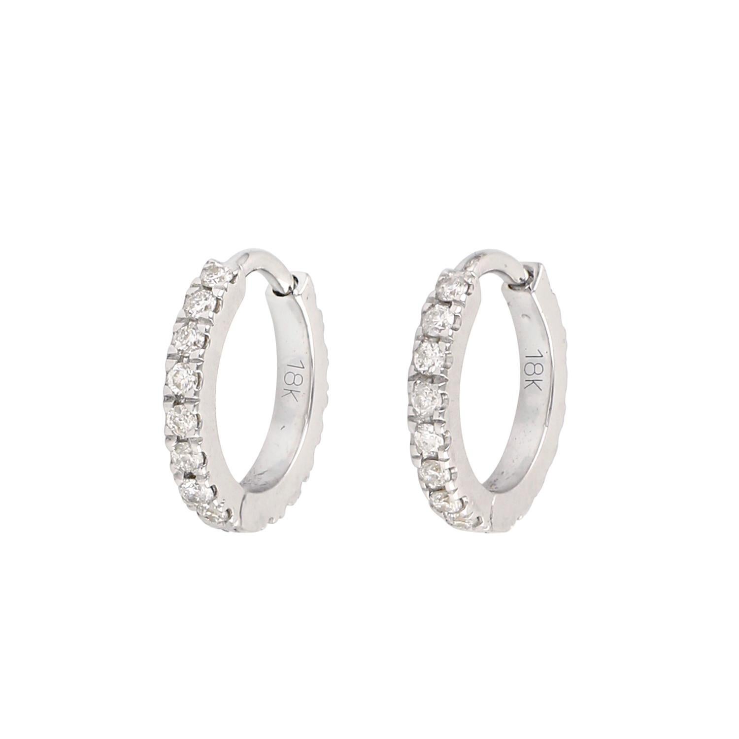 Orecchini a cerchio con diamanti micropave in oro bianco 18 carati in vendita 1