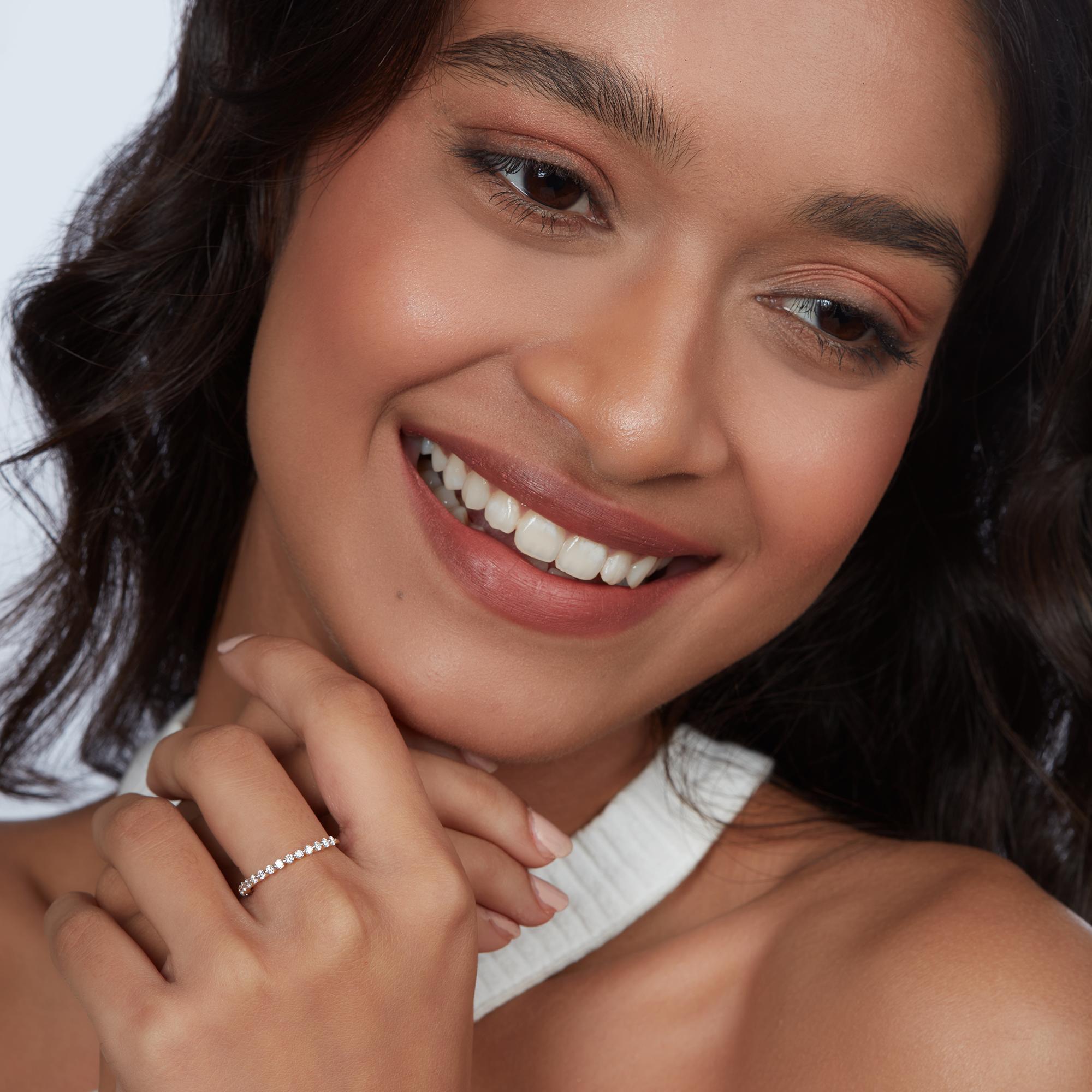 Im Angebot: Mikro-Pavé-Diamantring mit halber Ewigkeit aus 14 Karat Gold, 0,24 Karat () 2