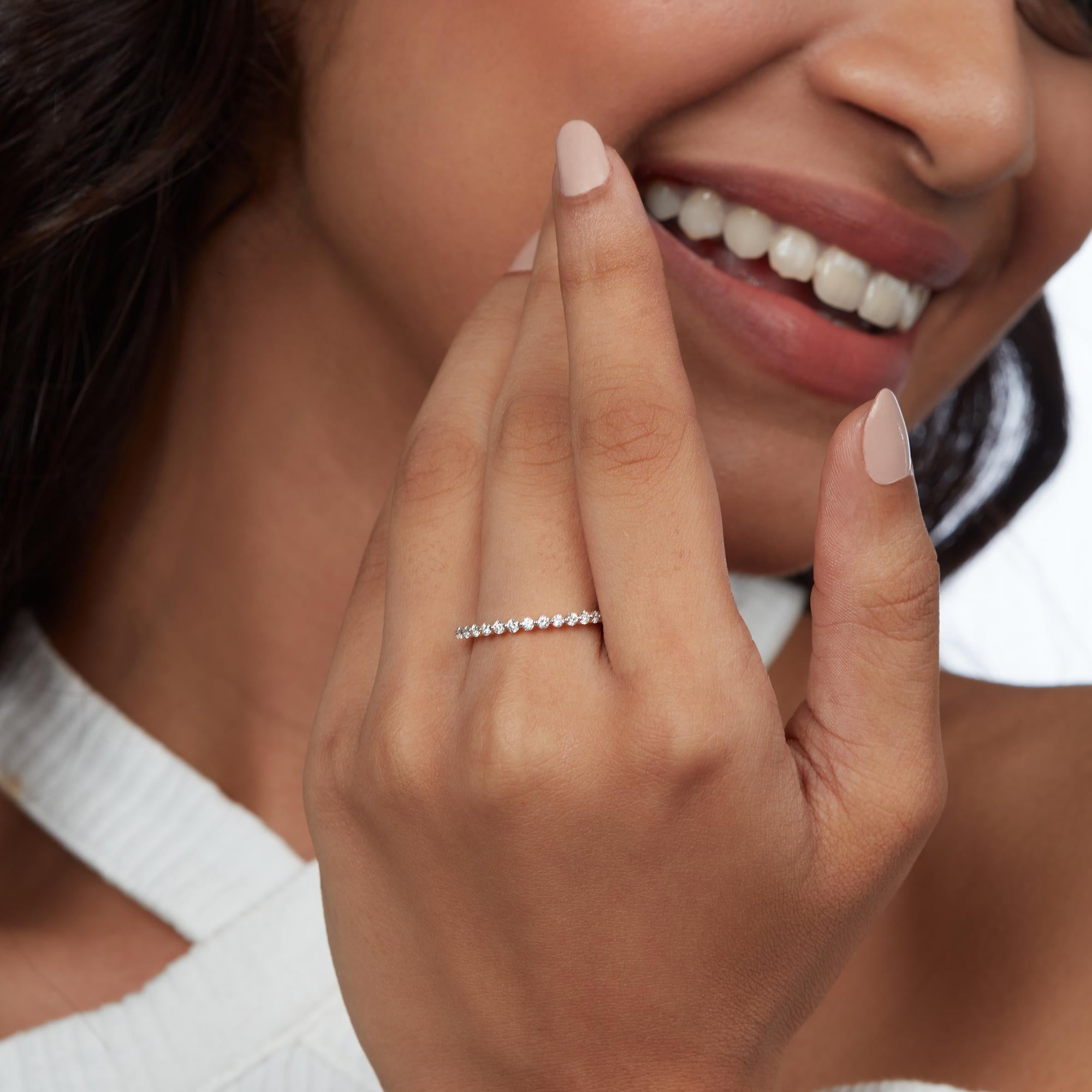 Im Angebot: Mikro-Pavé-Diamantring mit halber Ewigkeit aus 14 Karat Gold, 0,24 Karat () 3
