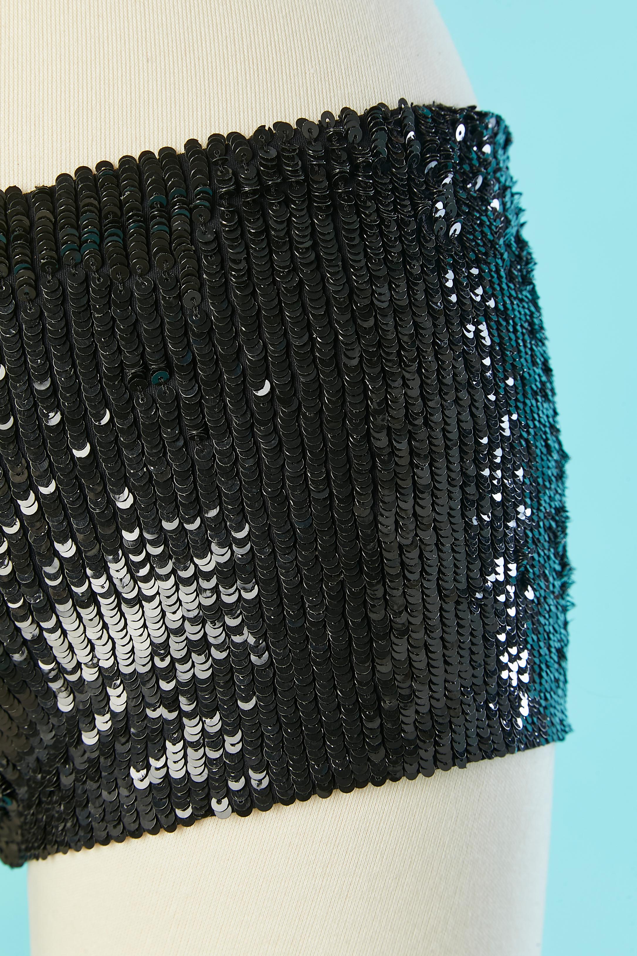 Micro-Short aus schwarzem Paillettenstoff. Zusammensetzung des Hauptmaterials: 72% Polyamid 28% Elasthan. Futter: 82% Polyamid, 18% Elasthan. 
GRÖSSE XS 