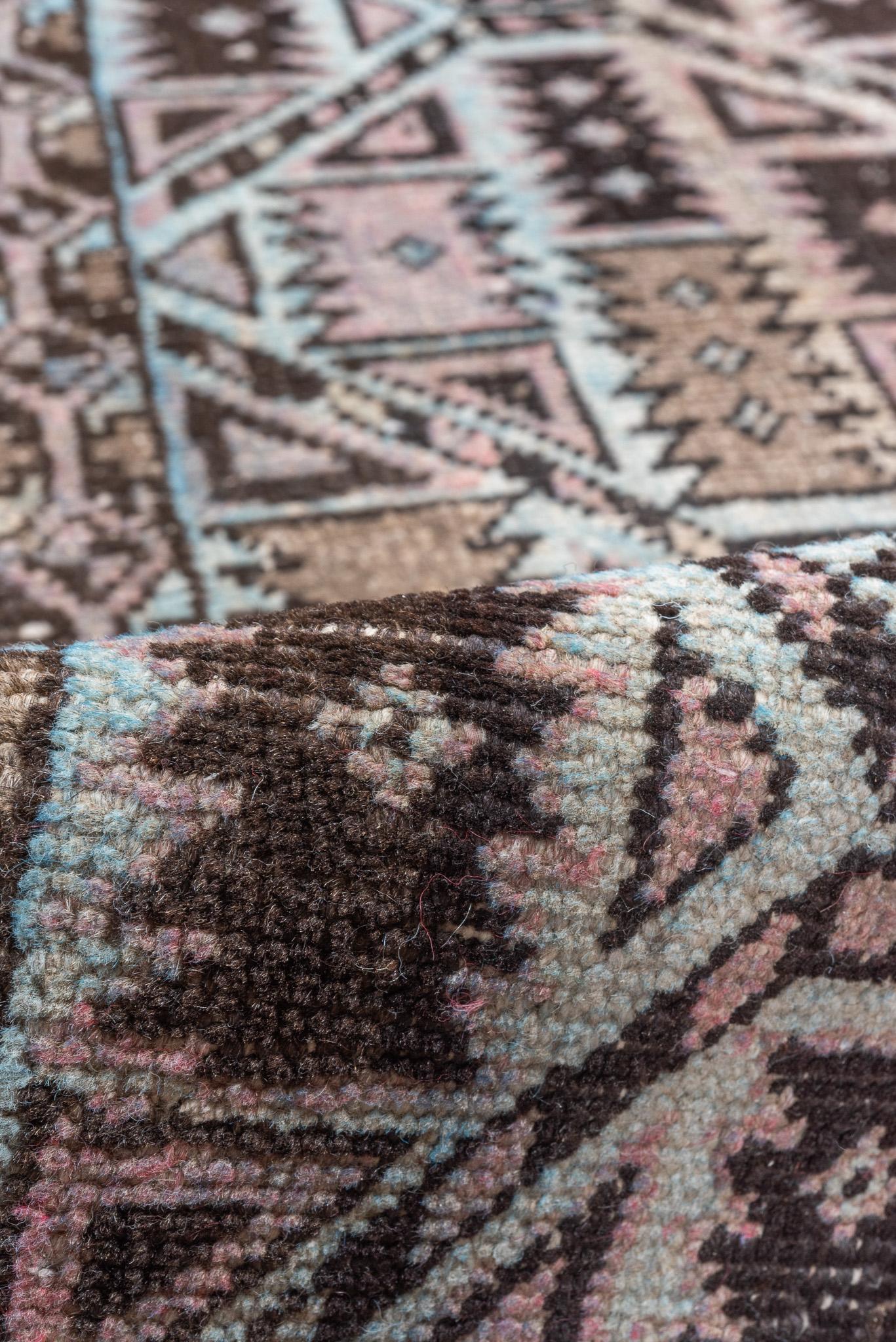 Dies ist eine charmante Hamadan Läufer Teppich Messung 1,3 x 4,9 Meter. Er zeichnet sich durch ein schmales Design mit komplizierten geometrischen Mustern in weichen, erdigen Tönen aus und eignet sich hervorragend für Flure, Eingangsbereiche oder