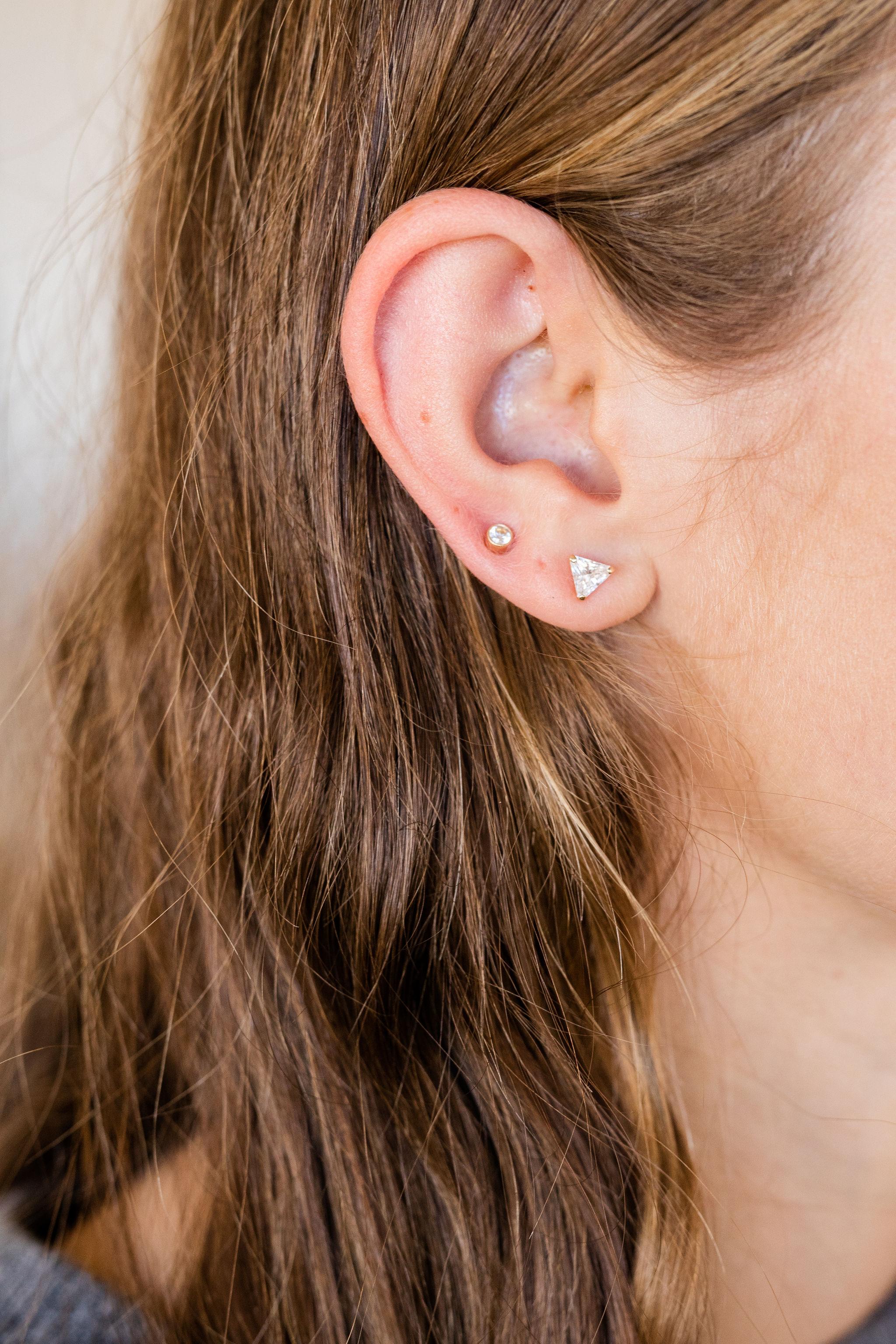 Moderno Micro borchie con diamante bianco in vendita