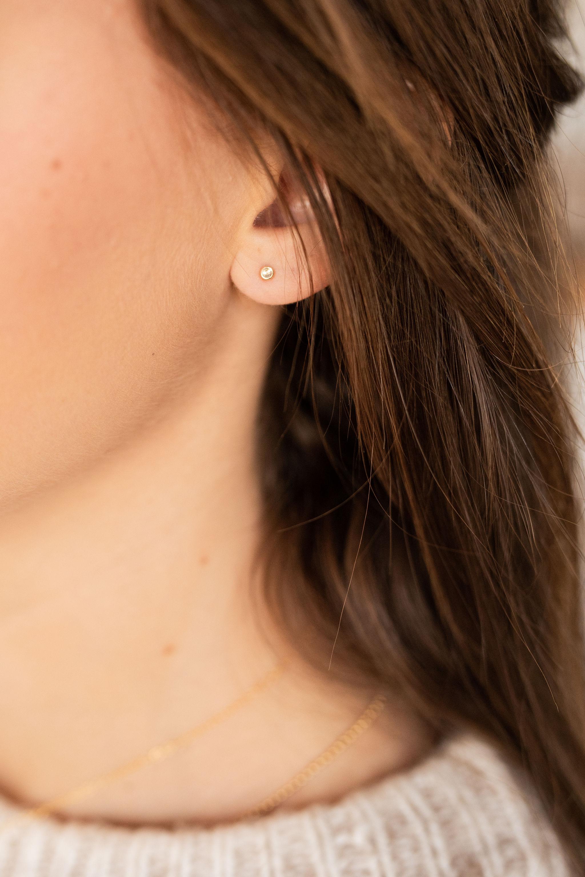 Taglio brillante Micro borchie con diamante bianco in vendita