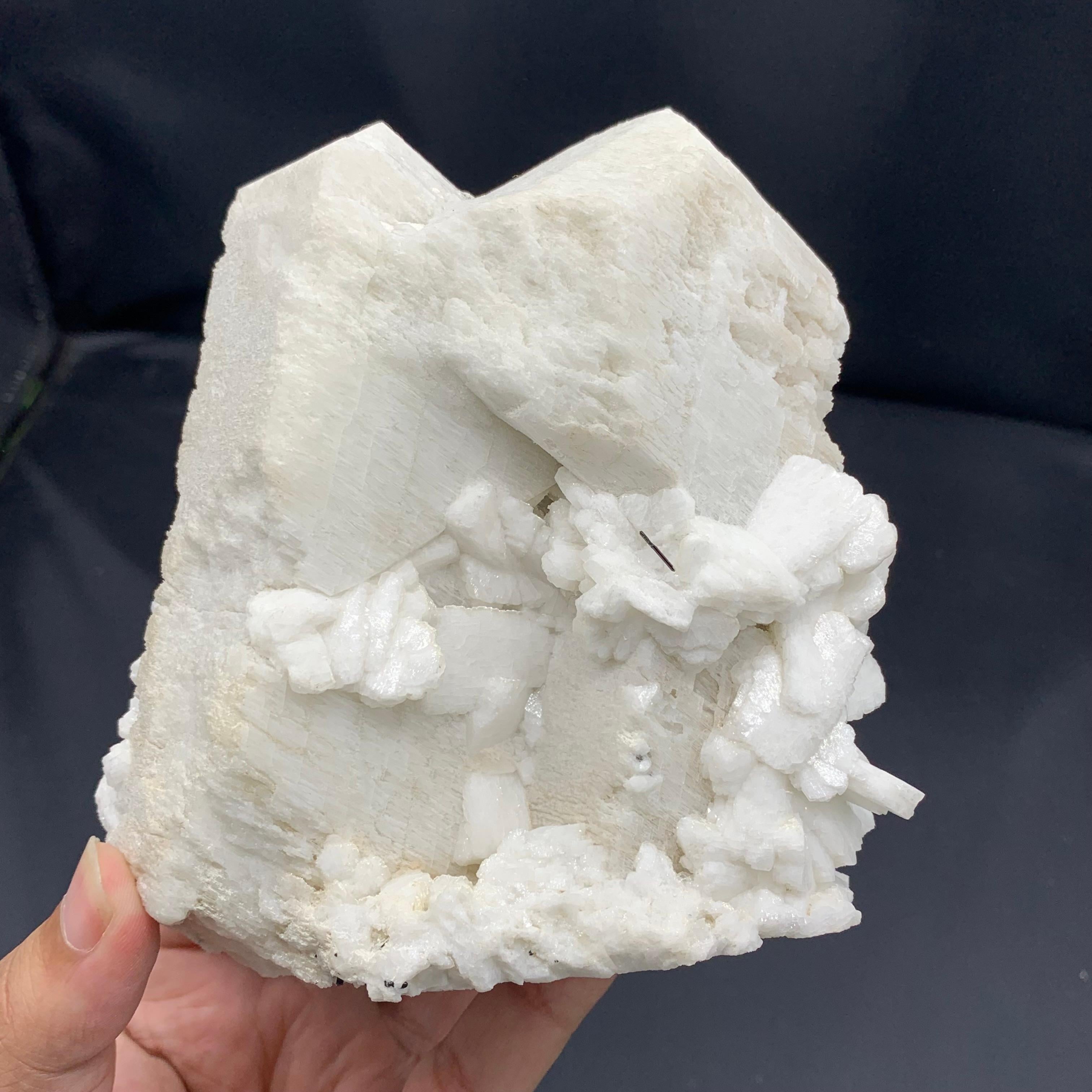 Cristalli di feldspato microclino con schorl e cleavelandite dal Pakistan in vendita 3