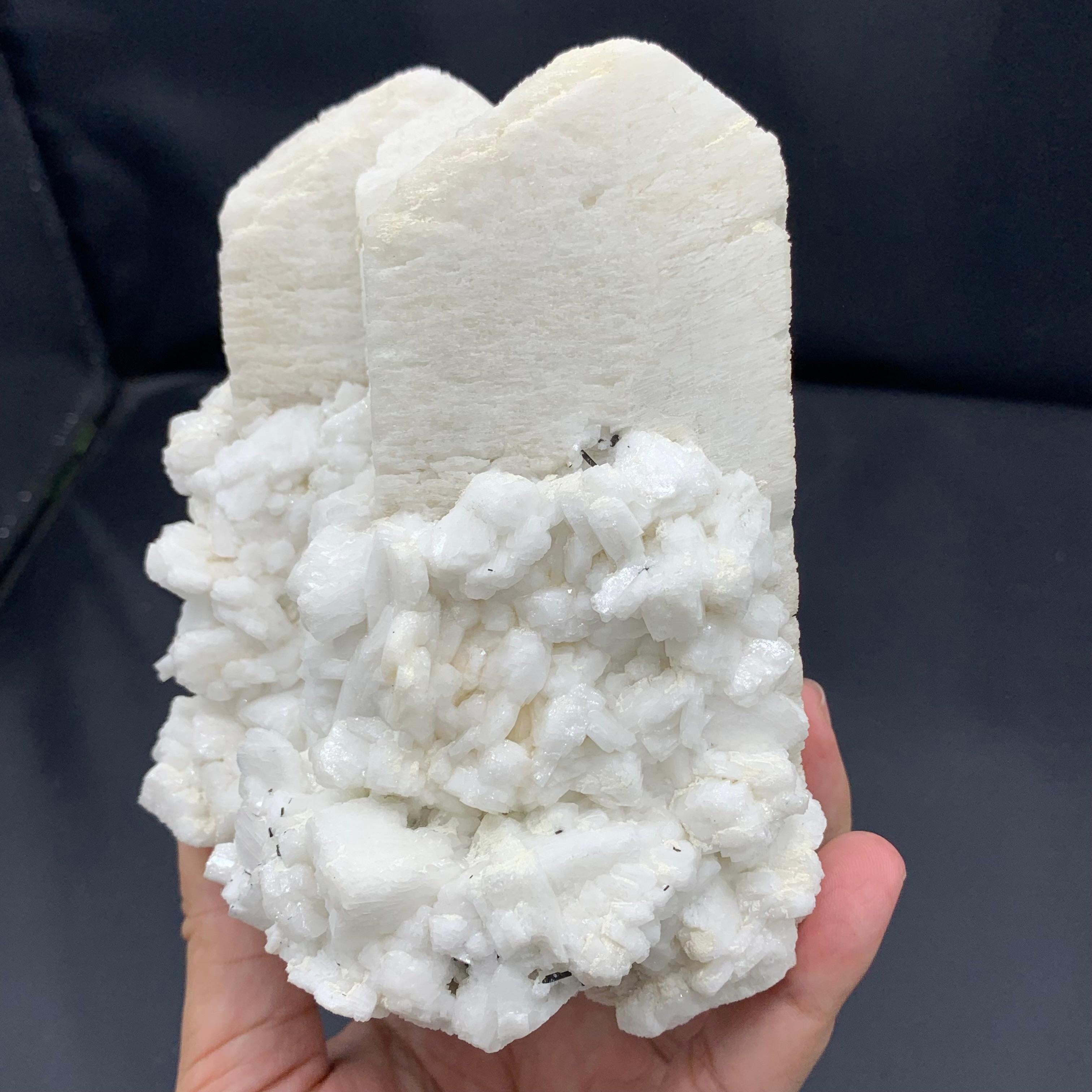 INFORMAZIONI SUL PRODOTTO:

Tipo di campione: Cristallo di feldspato microclino
Peso: 500 grammi più 
Dimensioni: 12,9 x 9,7 x 7,9 cm
Località: Skardu, Pakistan 
Trattamento: Nessuno

DESCRIZIONE:

Questo splendido esemplare presenta una
