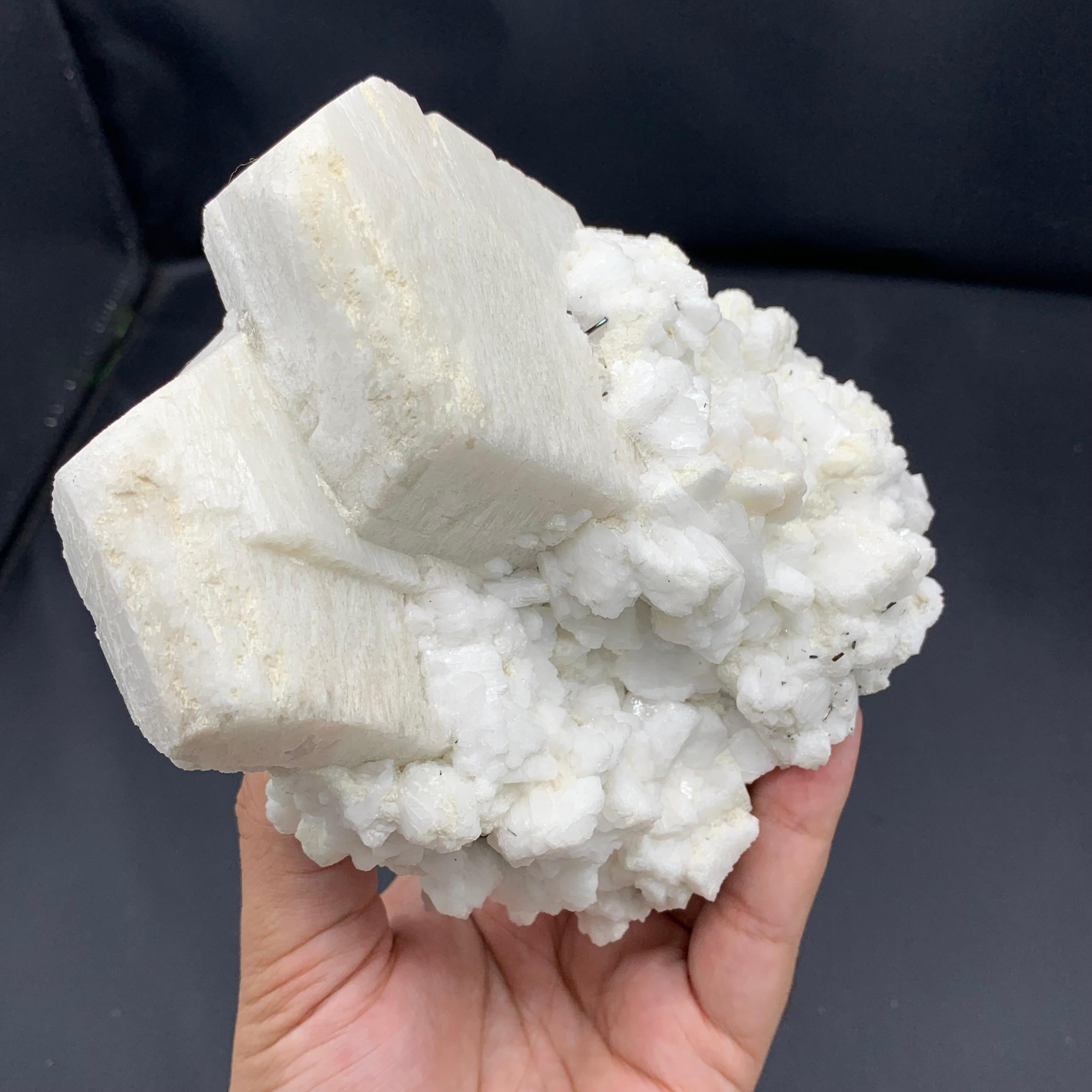 Pakistano Cristalli di feldspato microclino con schorl e cleavelandite dal Pakistan in vendita