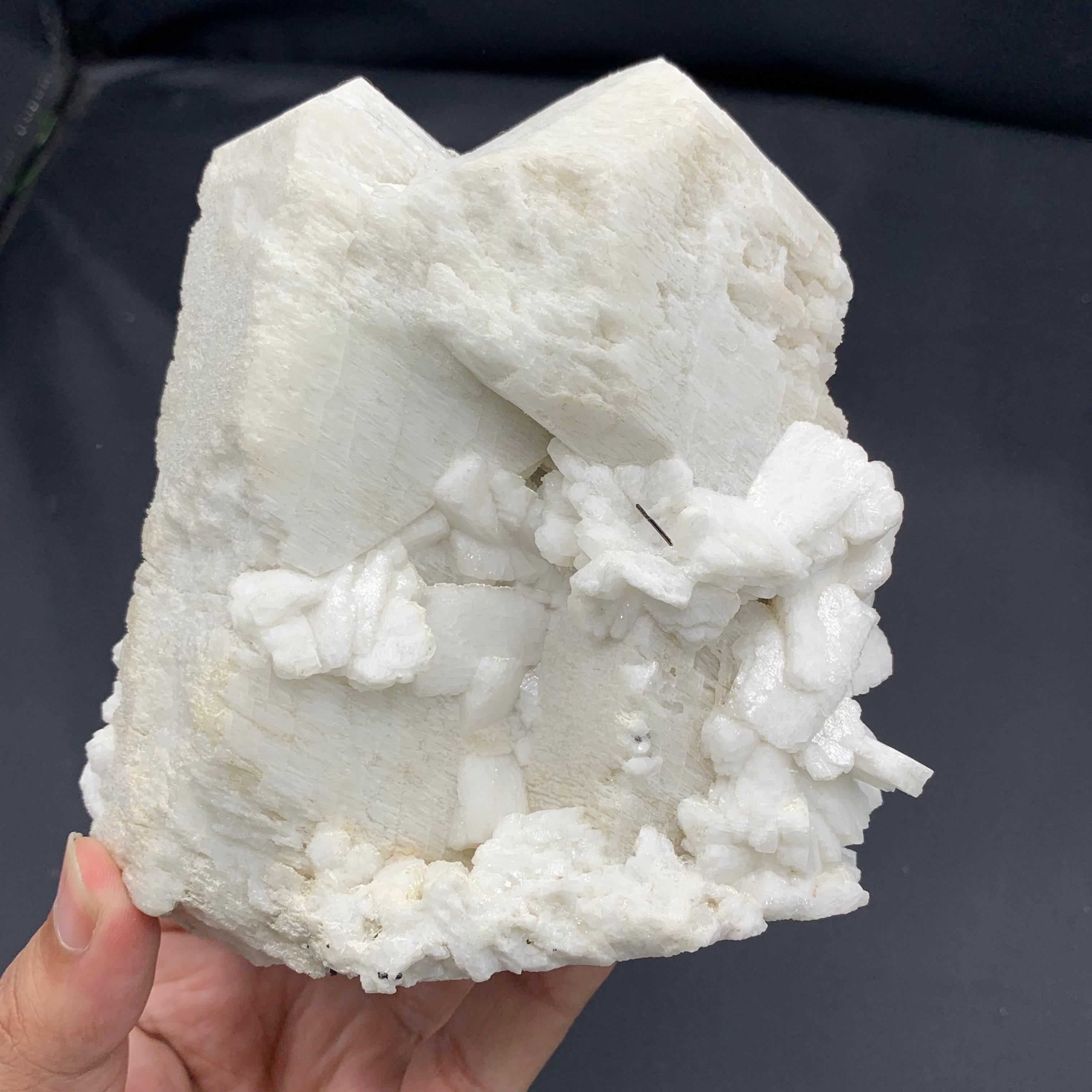 Cristalli di feldspato microclino con schorl e cleavelandite dal Pakistan In condizioni buone in vendita a Peshawar, PK