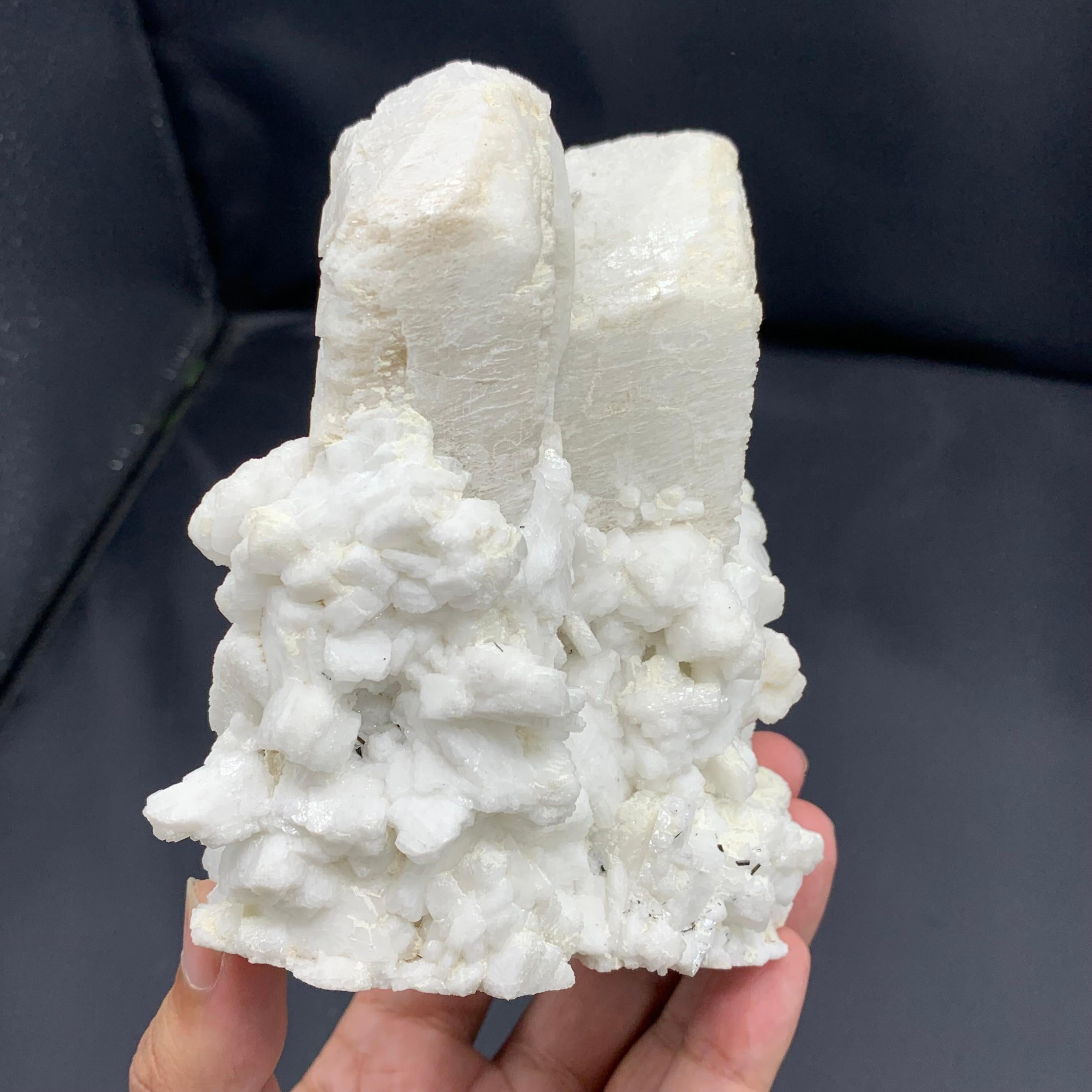 XXI secolo e contemporaneo Cristalli di feldspato microclino con schorl e cleavelandite dal Pakistan in vendita