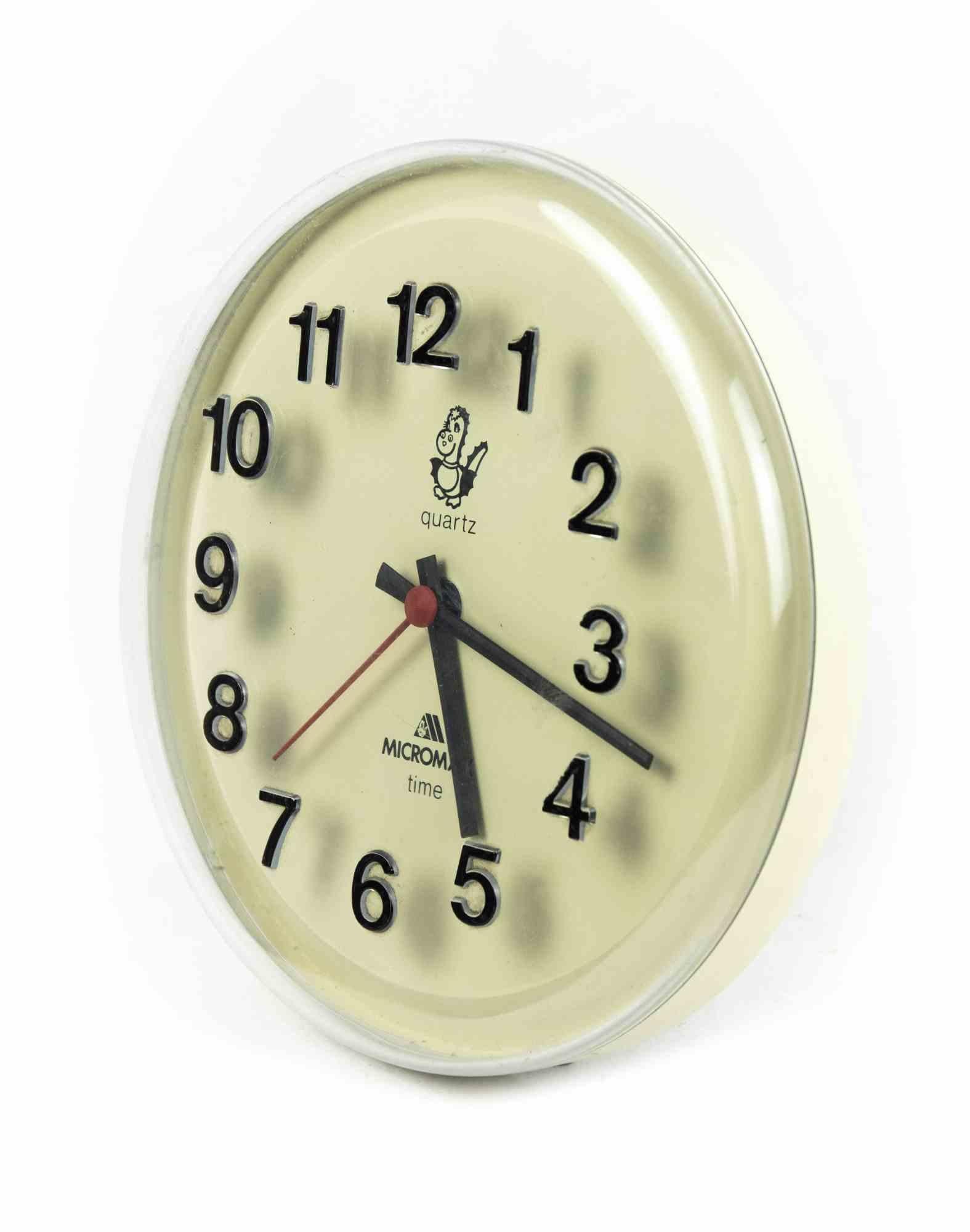 Microma Quartz Vintage Clock ist ein dekoratives Objekt, das in den 1980er Jahren von Microma Quartz 

Eine Vintage-Uhr weiß gefärbt.

Das perfekte Geschenk für einen Sprung in die Vergangenheit.

Aufgrund der Zeit nicht in perfektem Zustand.