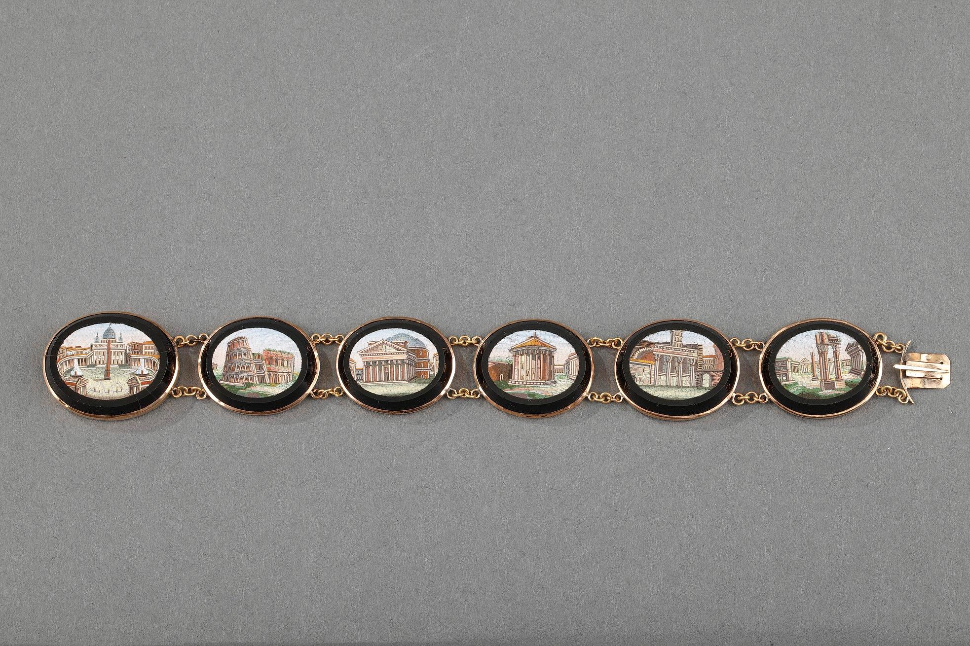 Bracelet en or avec six médaillons ovales en micromosaïque sertis de verre noir. Chaque micromosaïque représente un édifice romain différent : La basilique Saint-Pierre, le Colisée, le Panthéon, le temple de Vesta, le temple d'Antoine et de Faustine