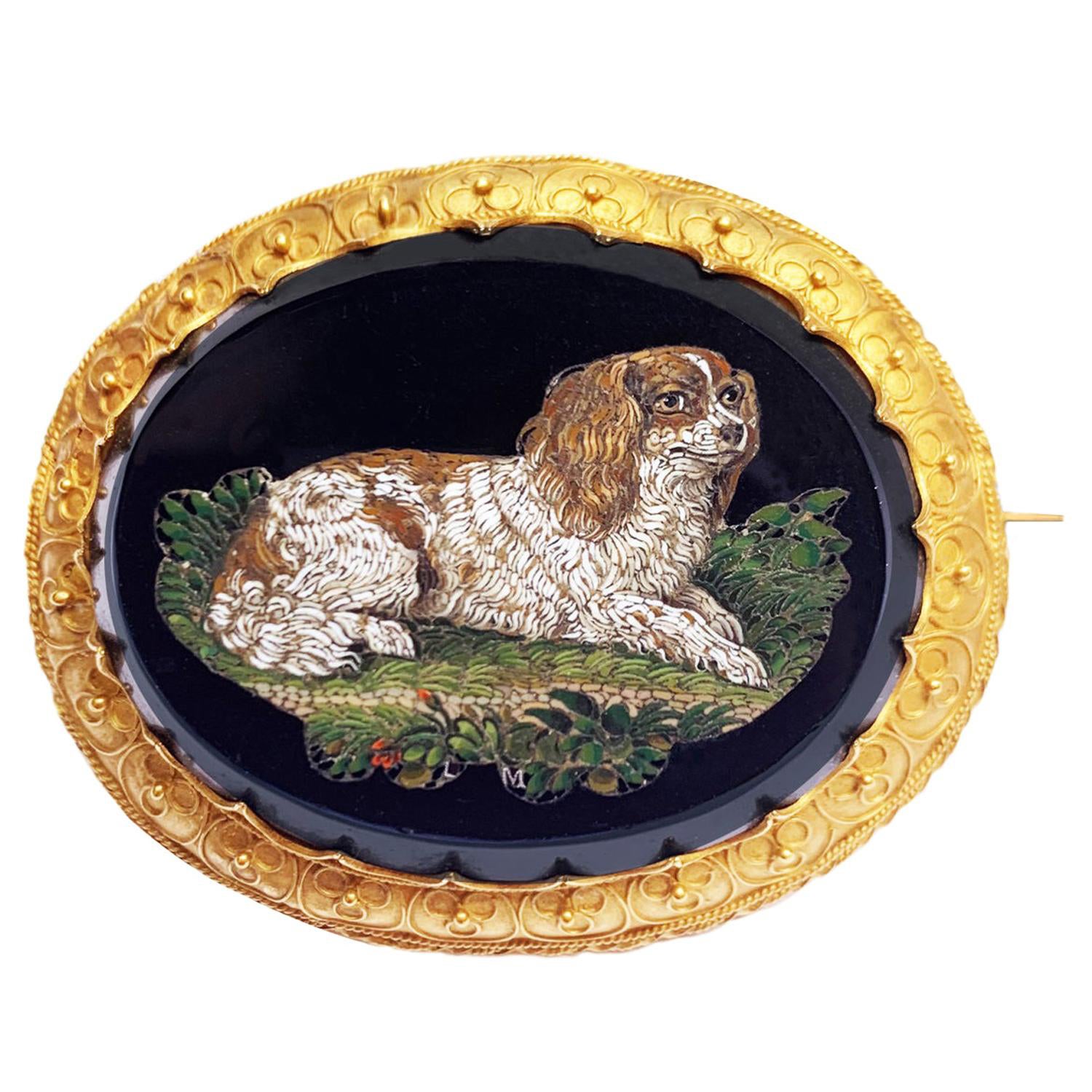 Broche de micromosaico de Luigi Moglia que representa un perrito faleno